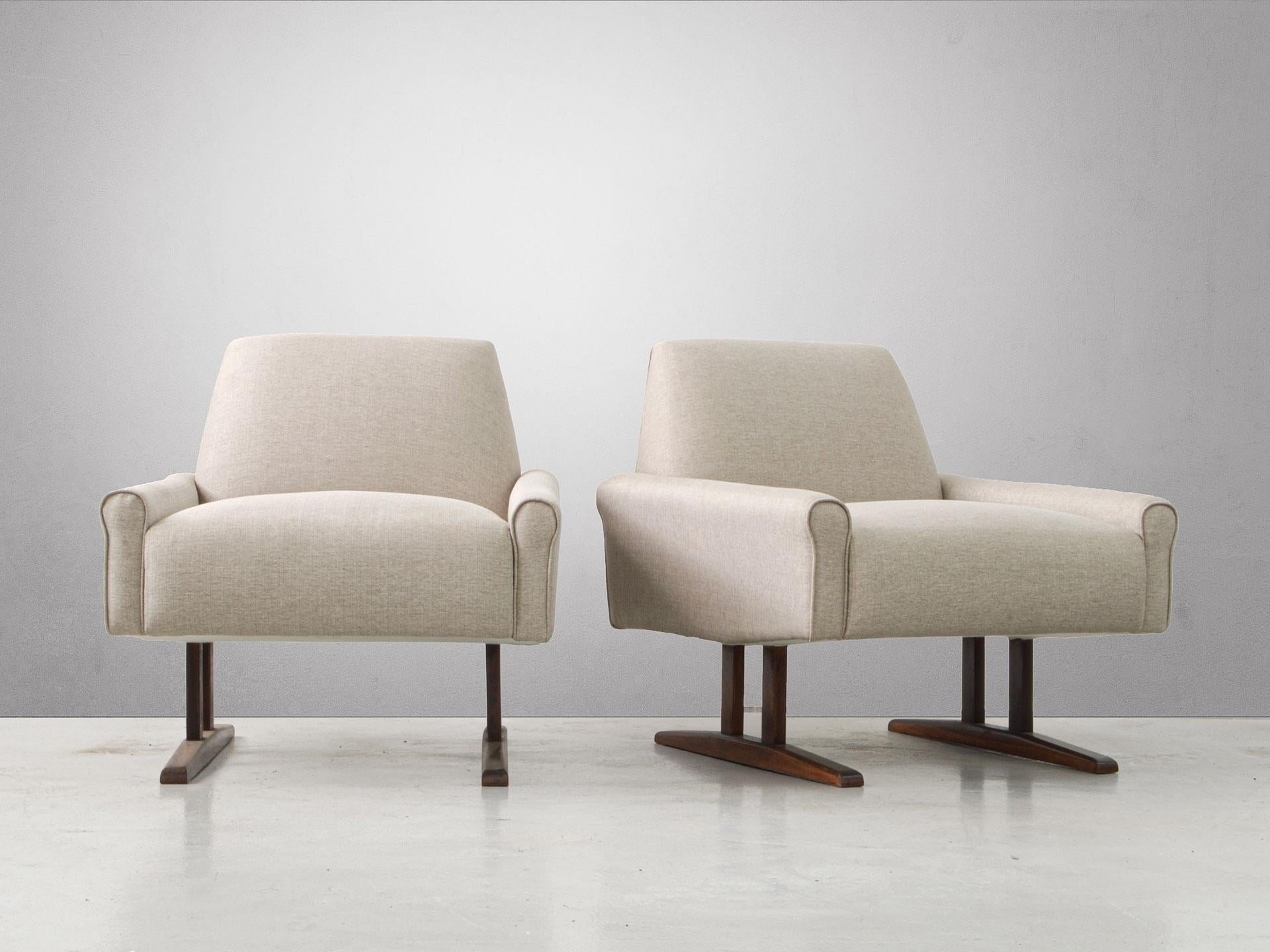 This beautiful pair of armchairs designed by L'Atelier is a great example of the style of Brazilian midcentury furniture. The materials are disposed of in such a way as to create a sense of balance and elegance. The Brazilian Hardwood details from