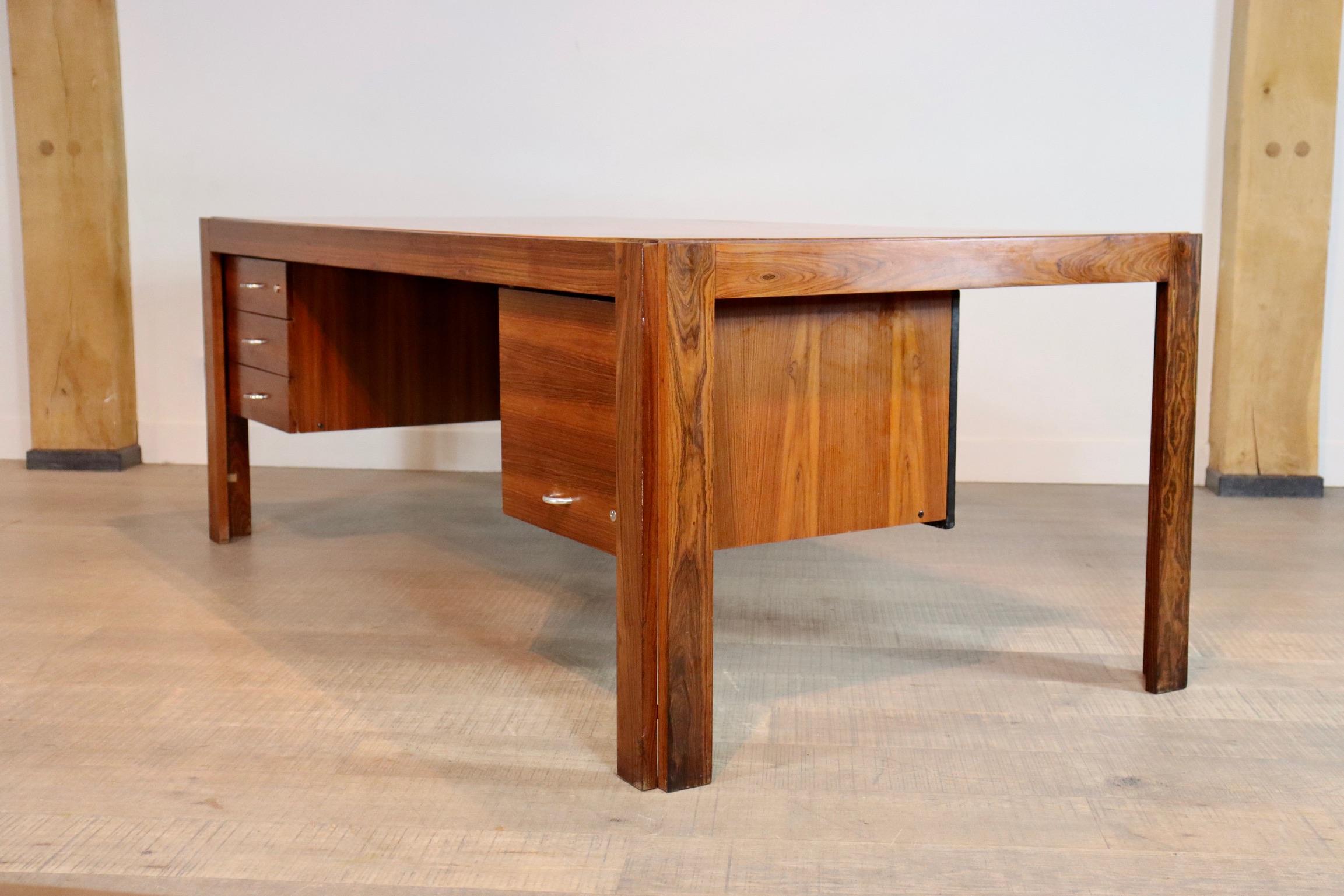 Sehr seltener brasilianischer Schreibtisch aus massivem Palisanderholz Escriba, entworfen von Tora Brazil in den 1970er Jahren. Die Schubladen aus Palisanderholz haben auf der Rückseite eine Lederverkleidung, so dass der Schreibtisch frei im Raum