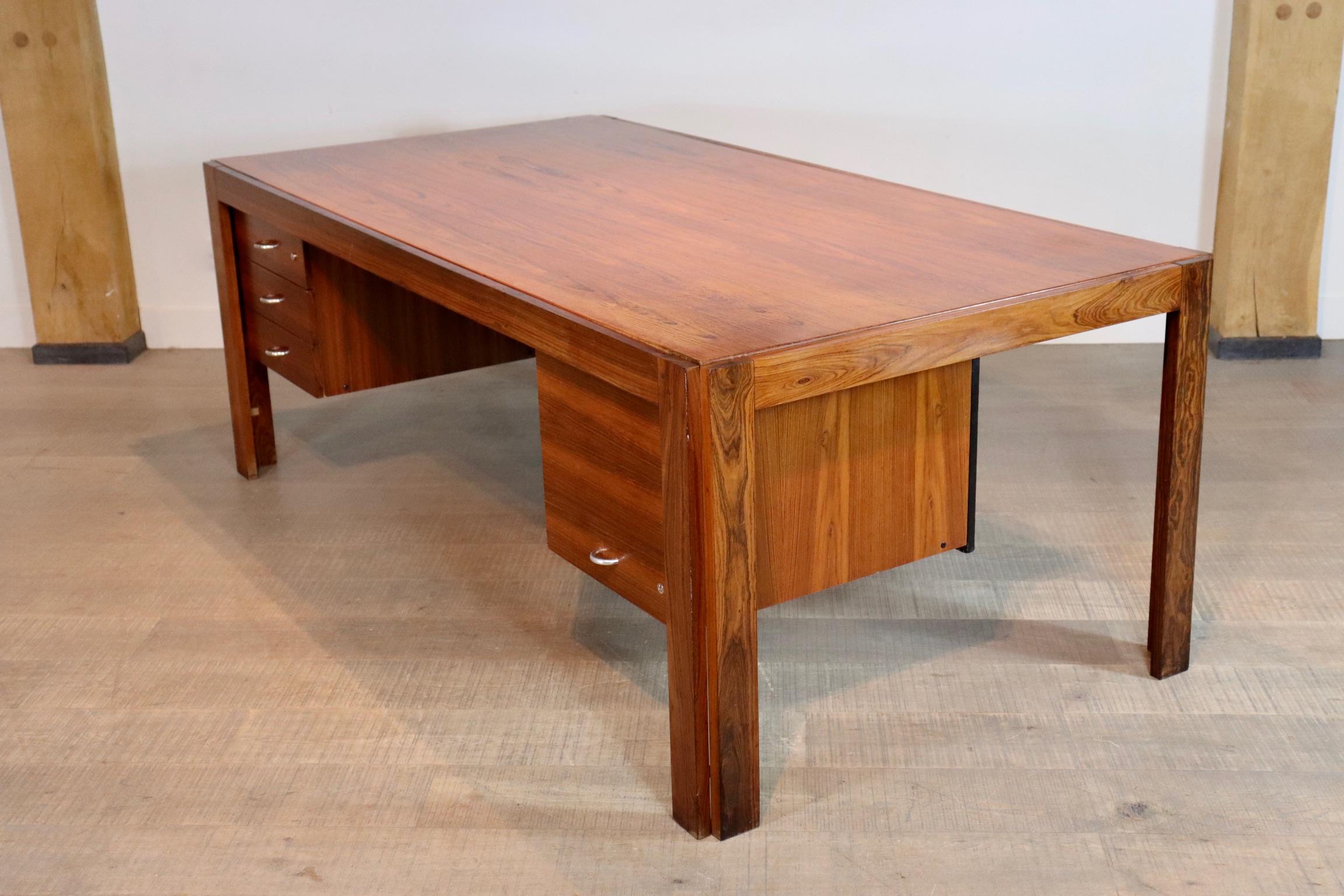 Rare Brazilian Rosewood Escriba Directors Desk by Tora Brazil, 1970s In Good Condition For Sale In ABCOUDE, UT