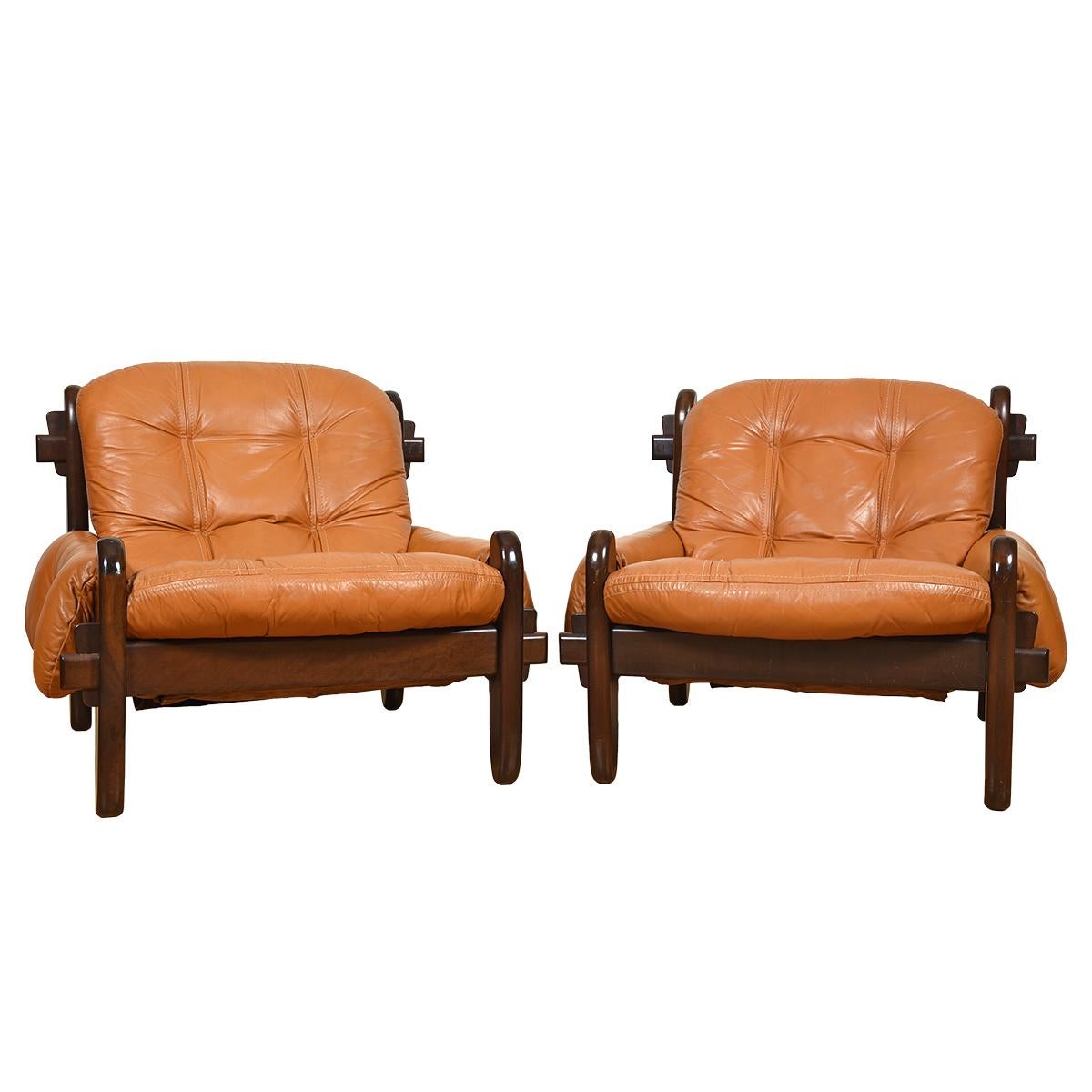 La modernité du milieu du siècle, comme seuls les designers brésiliens savent le faire !
Structure en bois de rose avec coussins en cuir touffus.
L'ensemble comprend un canapé et deux chaises longues.



*En raison des délais, des coûts de