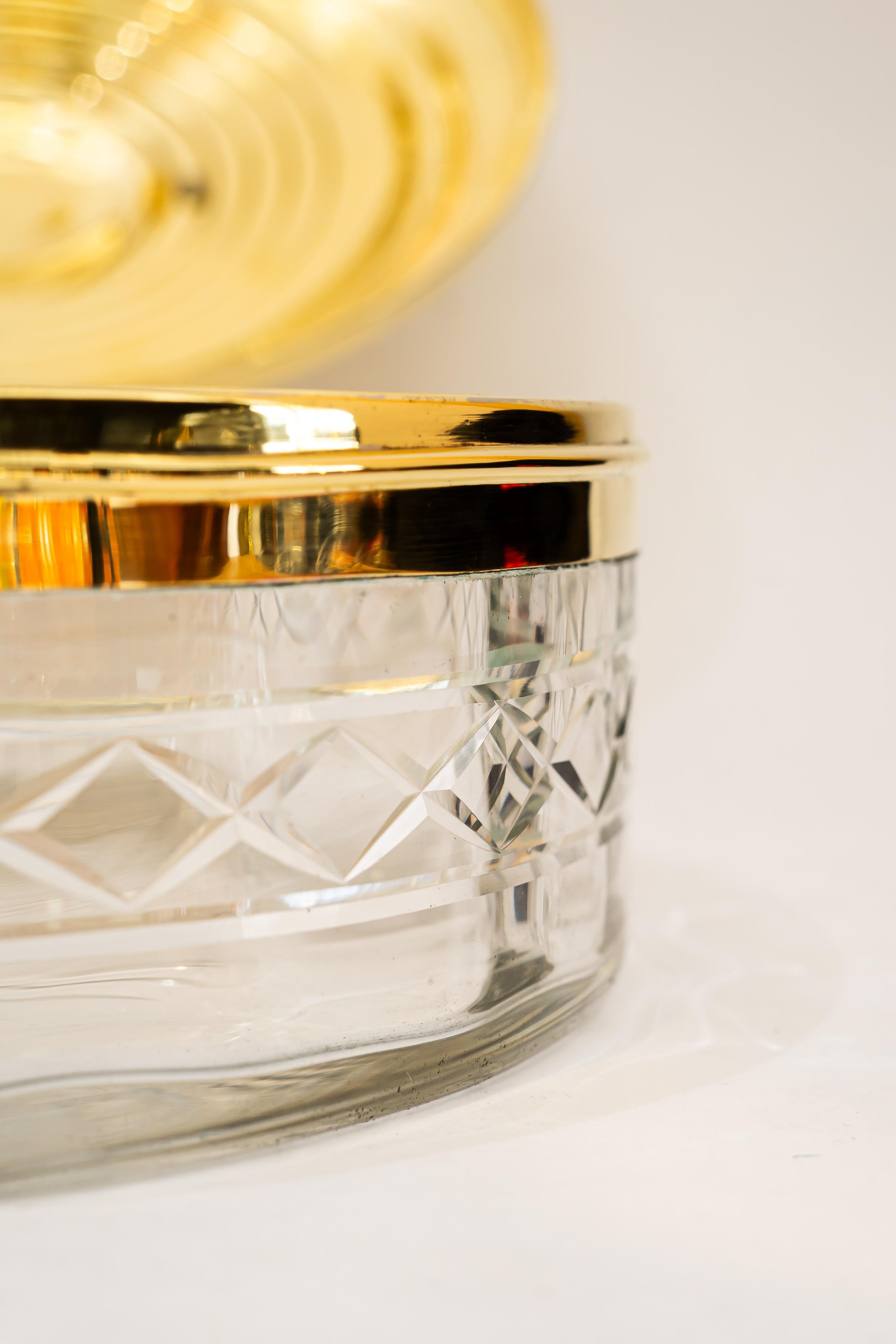 Rara Panera con cristal tallado Viena Alrededor, años 20 Latón en venta