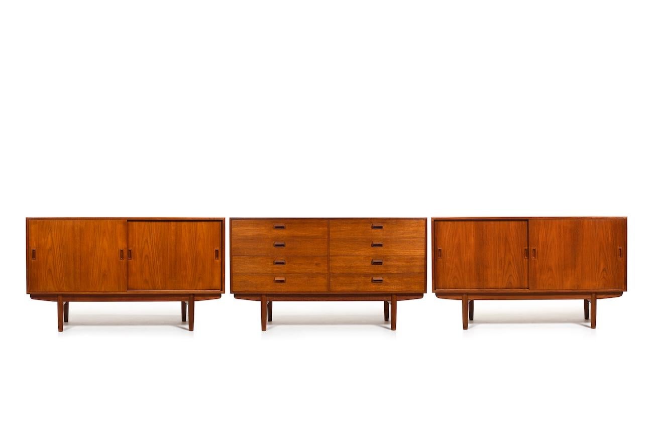 Credenza/comò doppio di Børge Mogensen in offerta rara. (L.450 cm) Prodotto in teak da Søborg Møbelfabrik negli anni Cinquanta. Cassettone con 8 cassetti, credenze interne con ripiani e cassetti. Tutti provenienti dalla stessa casa in Danimarca.