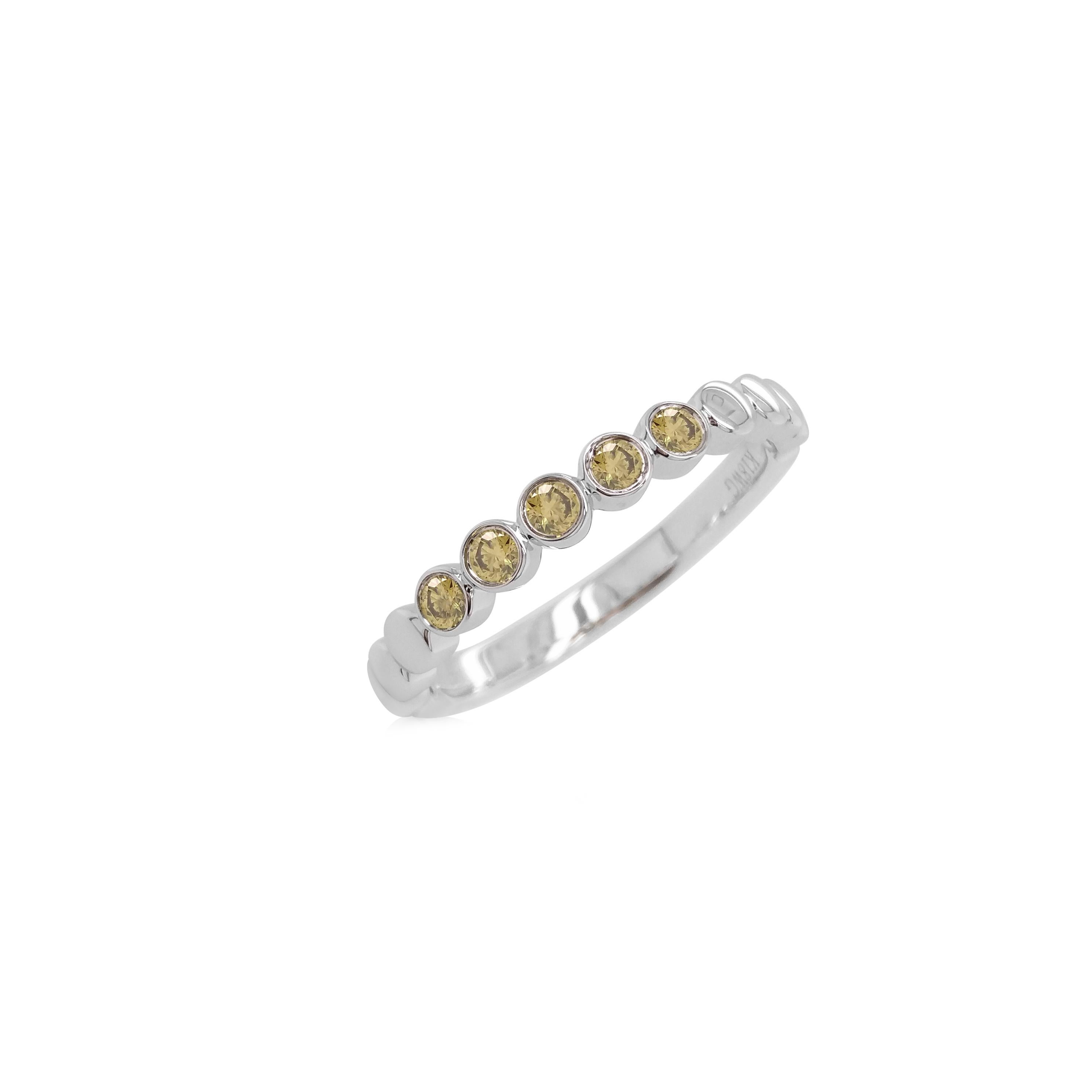 Contemporary Rare Brilliant-Cut Green Diamond Band Ring made in 18K Gold For Sale