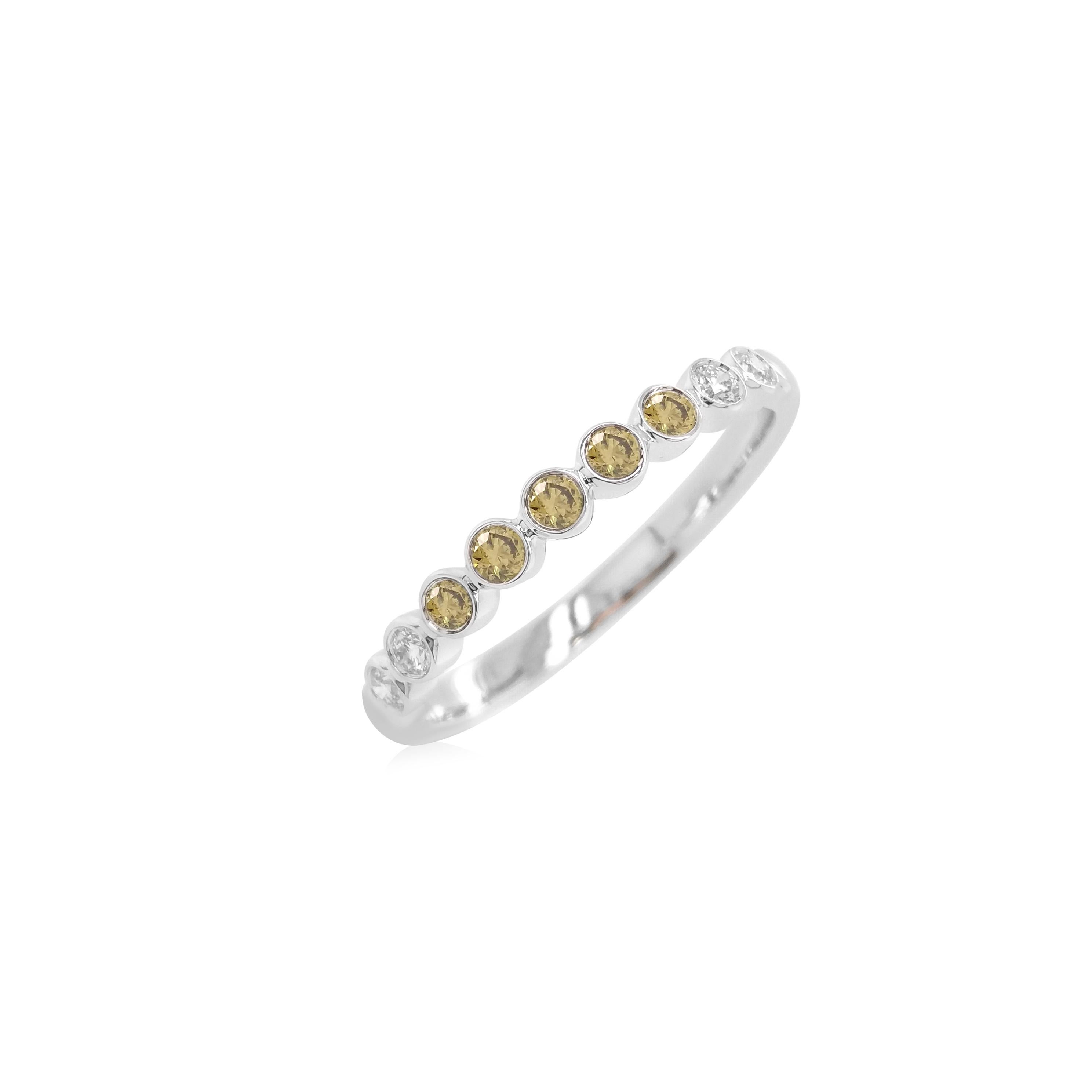 Taille ronde Rare bague à anneau en or 18 carats ornée d'un diamant vert Brilliante en vente