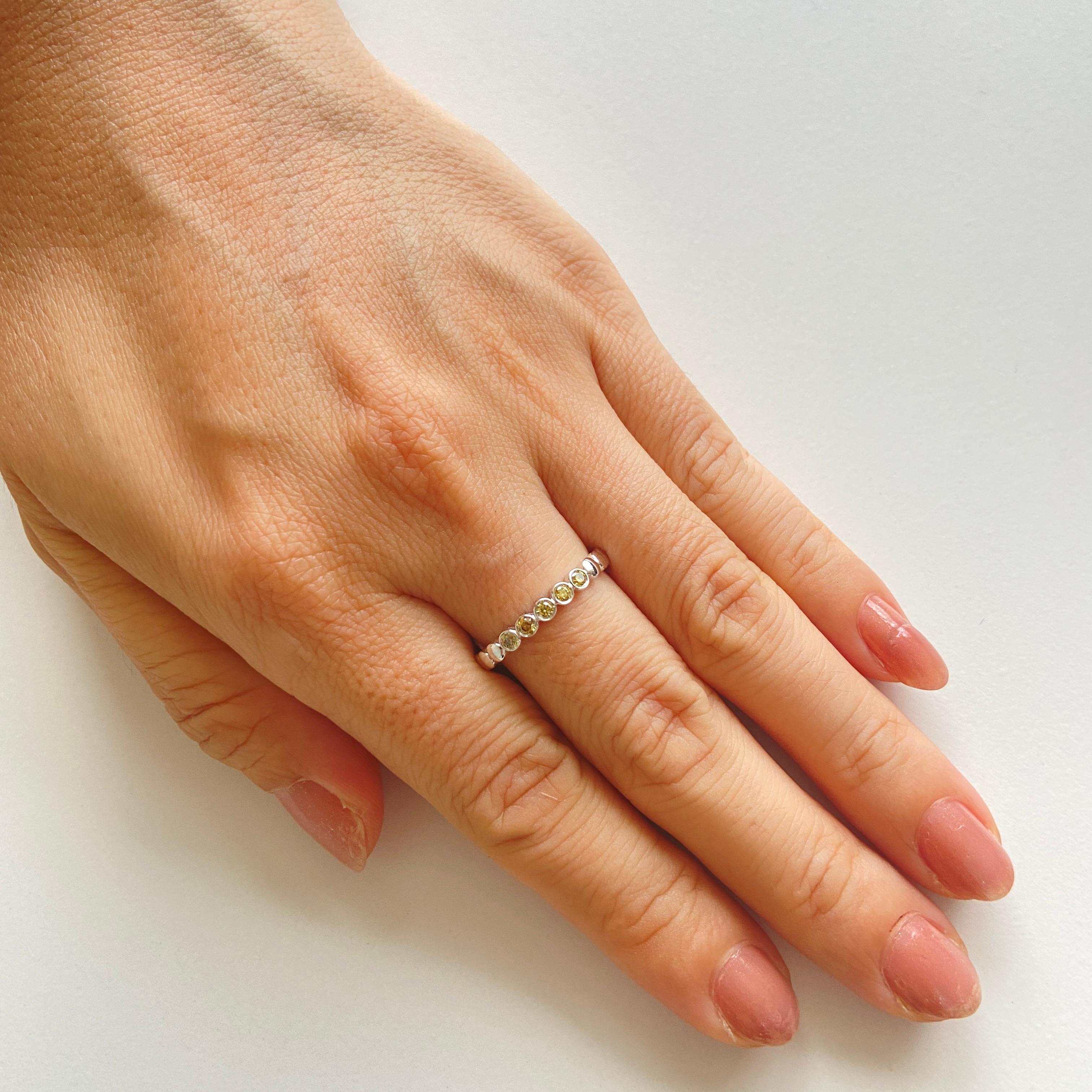 Raro anello a fascia con diamante verde taglio Brilliante in oro 18 carati In condizioni Nuovo in vendita a Hong Kong, HK