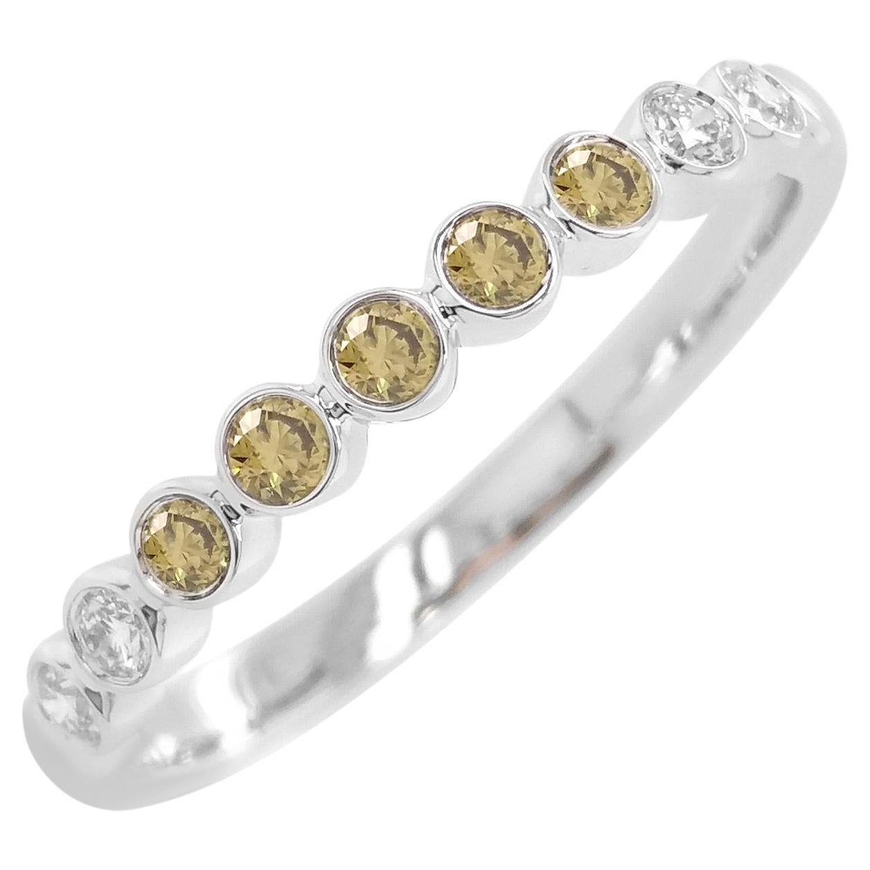 Rare bague à anneau en or 18 carats ornée d'un diamant vert Brilliante en vente