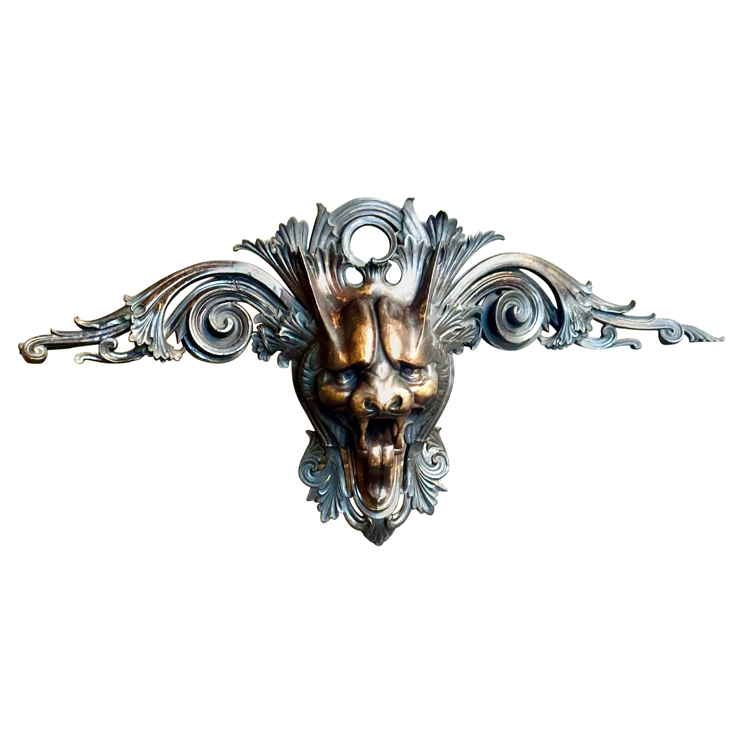 Seltene Bronze Fantastischer Tierkopf Ornament mit antiker Patina, Gothic Revival im Angebot