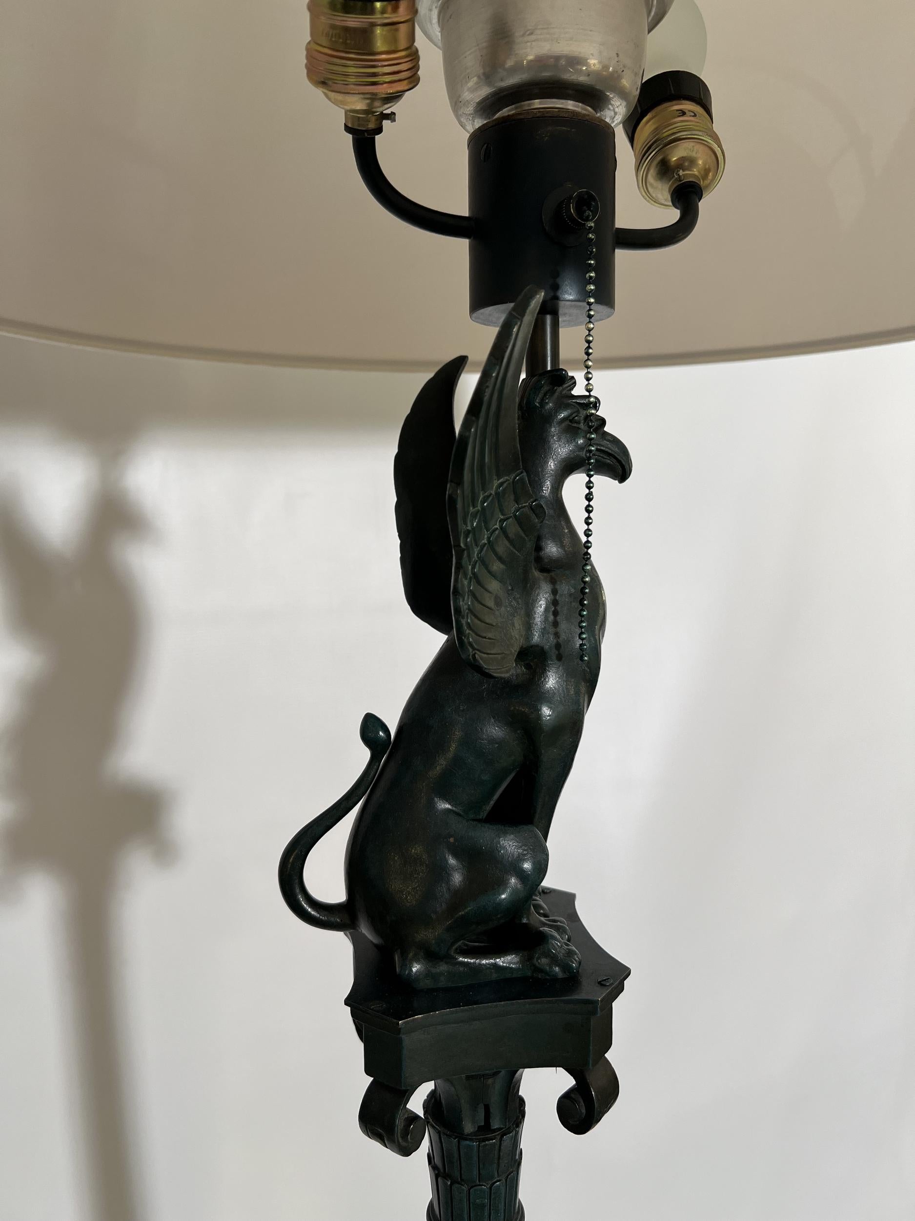 Francese Rara lampada da terra in bronzo in stile neoclassico, Parigi, Francia, circa 1880 in vendita