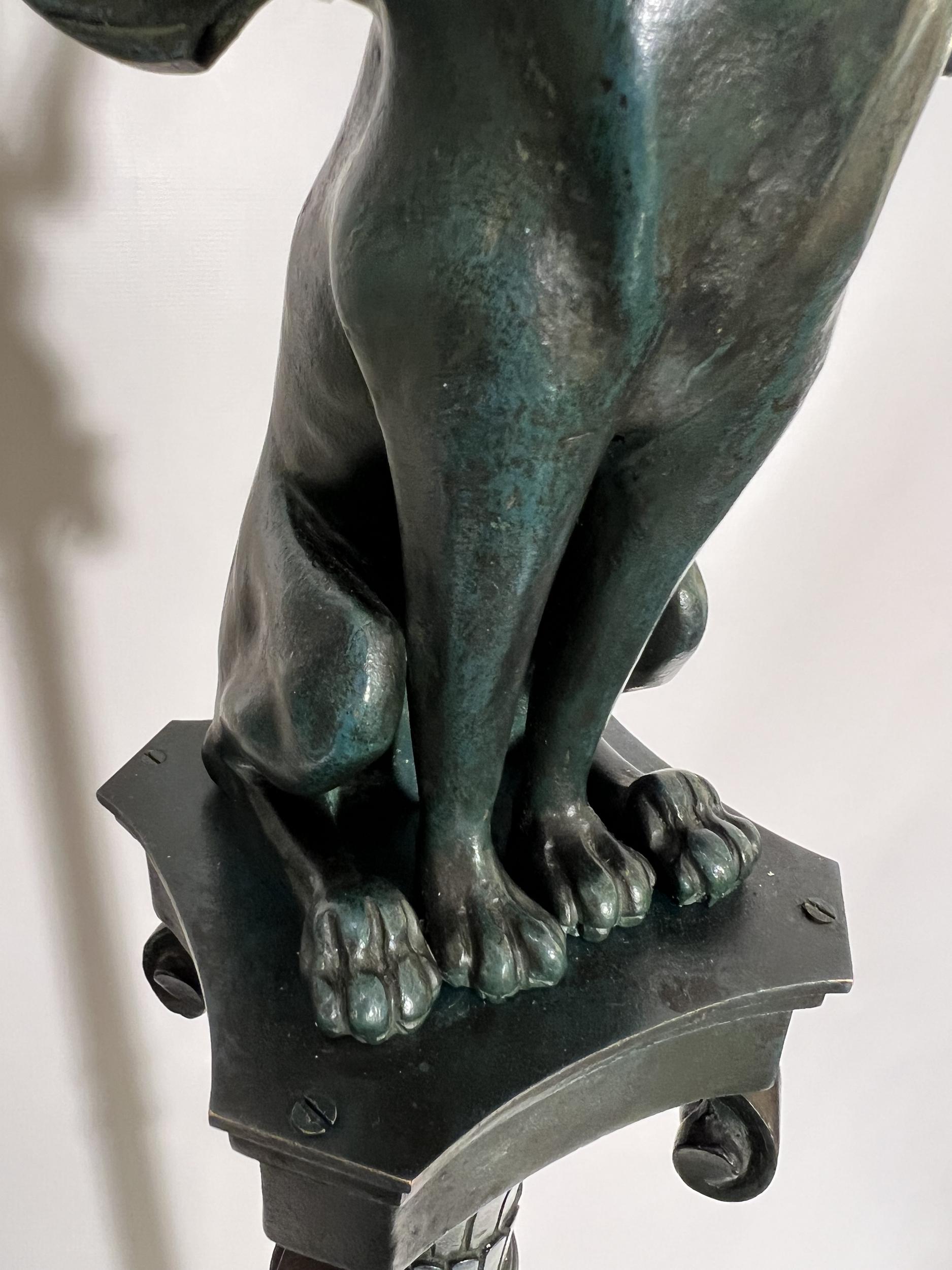 Patinato Rara lampada da terra in bronzo in stile neoclassico, Parigi, Francia, circa 1880 in vendita