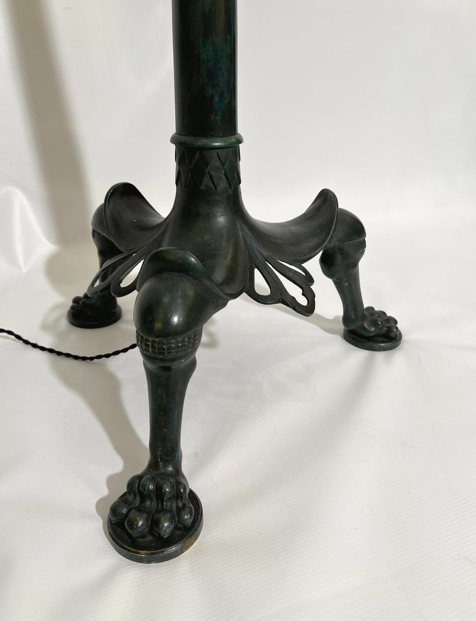 Rara lampada da terra in bronzo in stile neoclassico, Parigi, Francia, circa 1880 In condizioni buone in vendita a Paris, FR