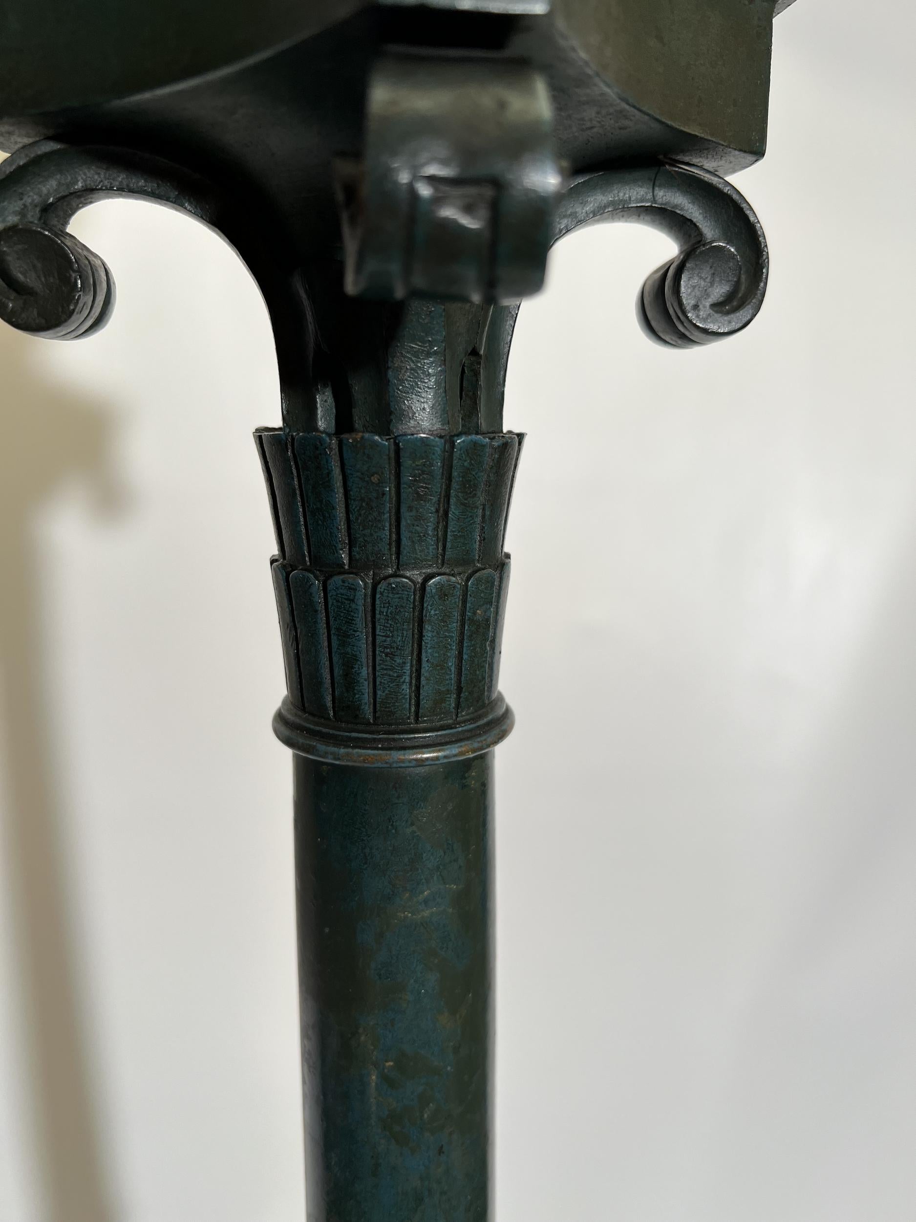 XIX secolo Rara lampada da terra in bronzo in stile neoclassico, Parigi, Francia, circa 1880 in vendita