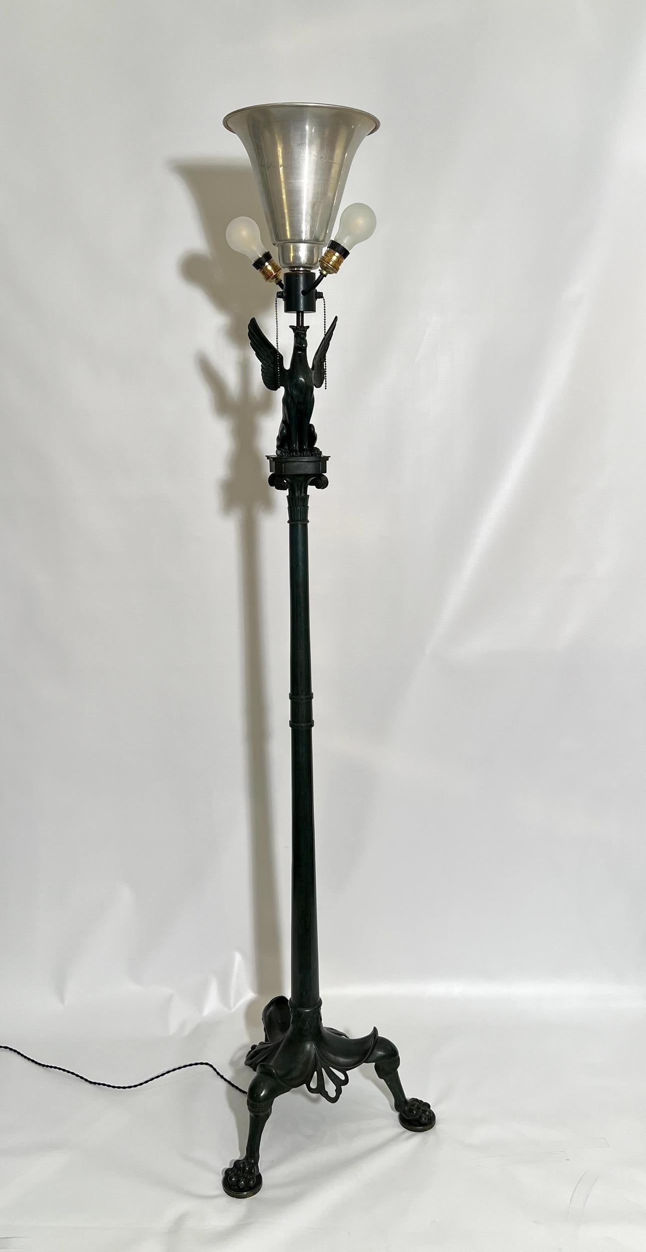 Alluminio Rara lampada da terra in bronzo in stile neoclassico, Parigi, Francia, circa 1880 in vendita