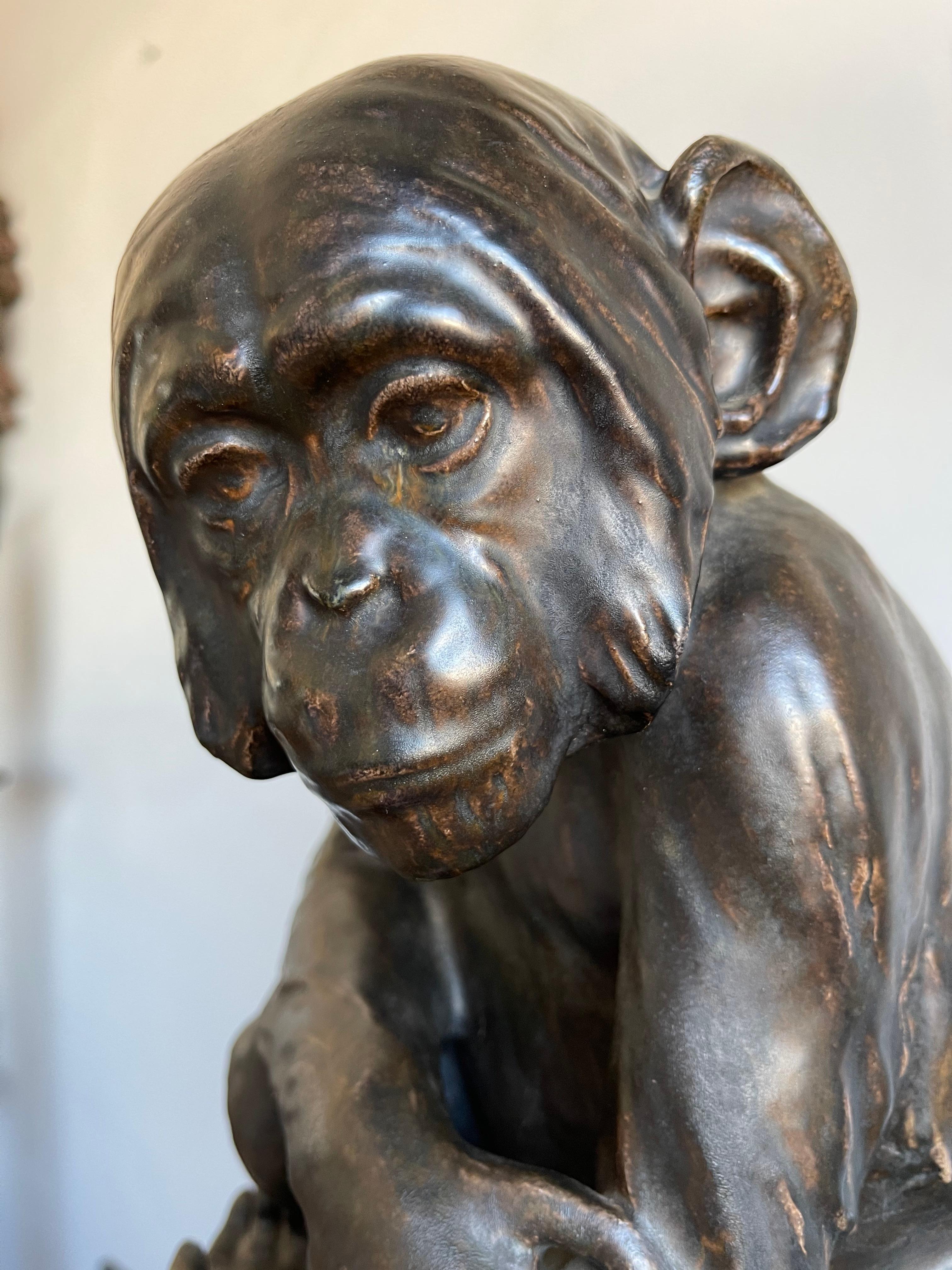 Tedesco Rara scultura di scimpanzé in terracotta smaltata in bronzo di Johann Robert Korn, 1895 in vendita
