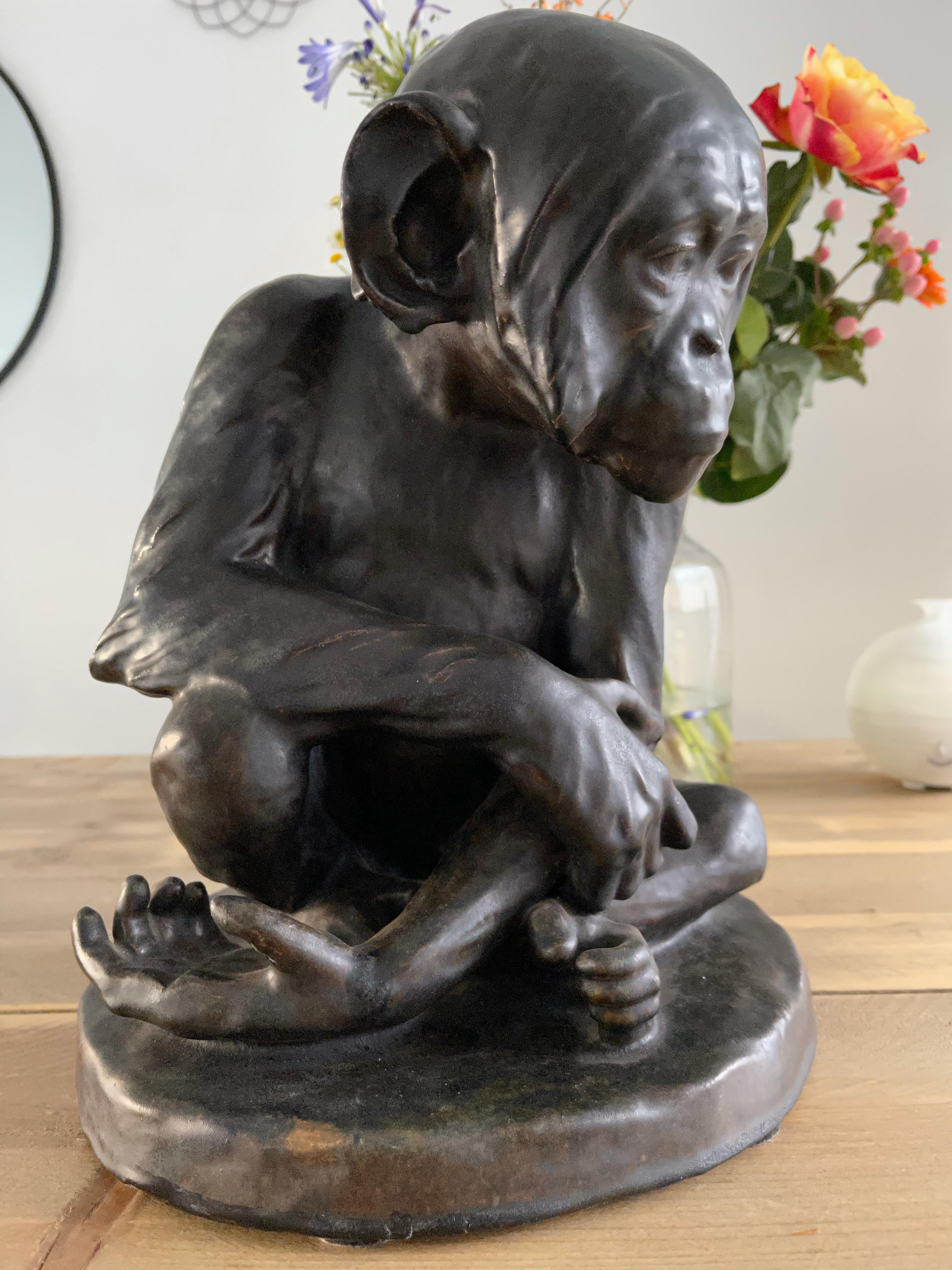 Fatto a mano Rara scultura di scimpanzé in terracotta smaltata in bronzo di Johann Robert Korn, 1895 in vendita