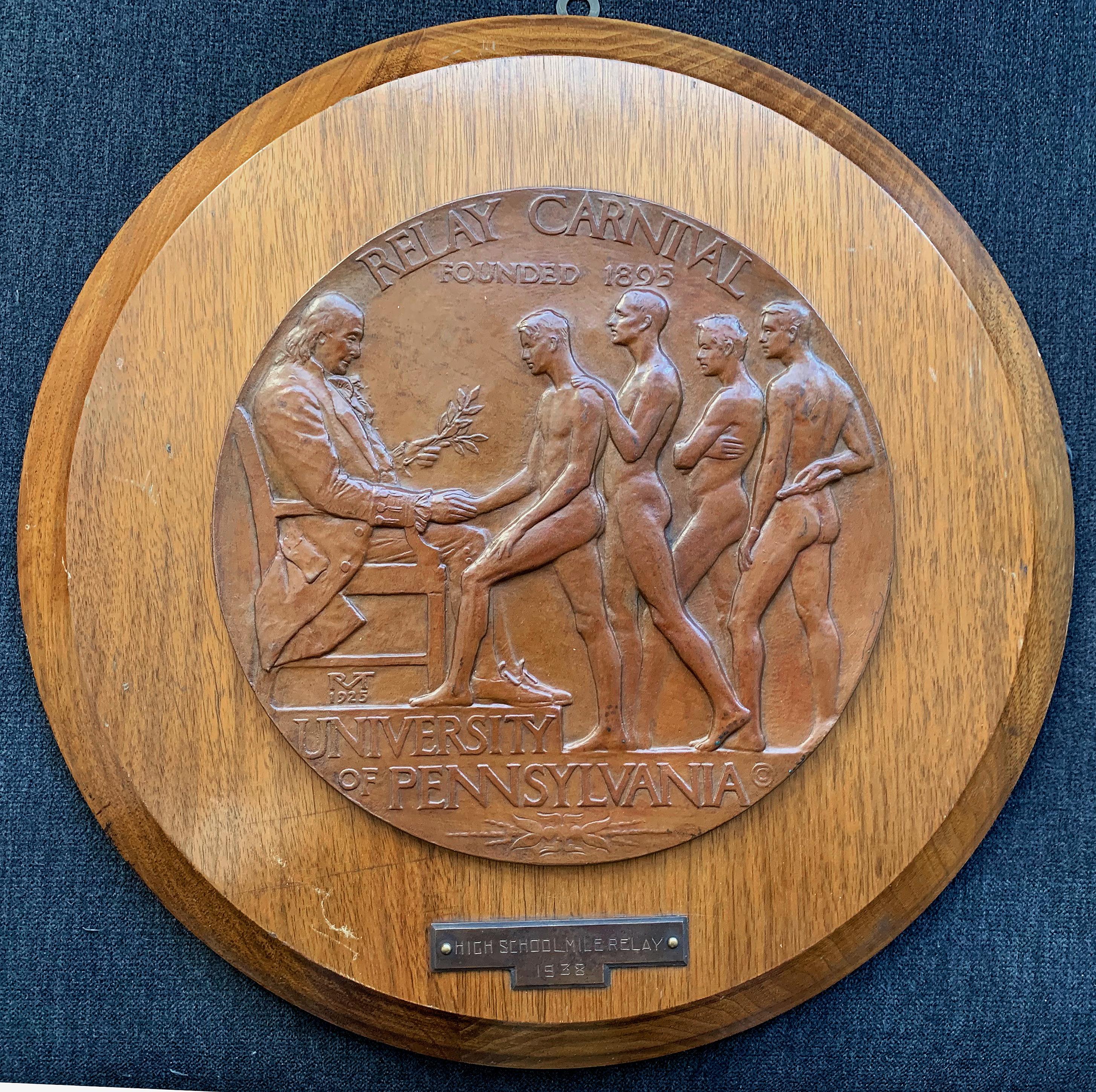 Grande e rara, questa targa in bronzo in bassorilievo è stata creata dal più importante scultore al mondo di giovani atleti per il Relay Carnival dell'Università della Pennsylvania, ora noto come Penn Relays, un prestigioso evento di atletica