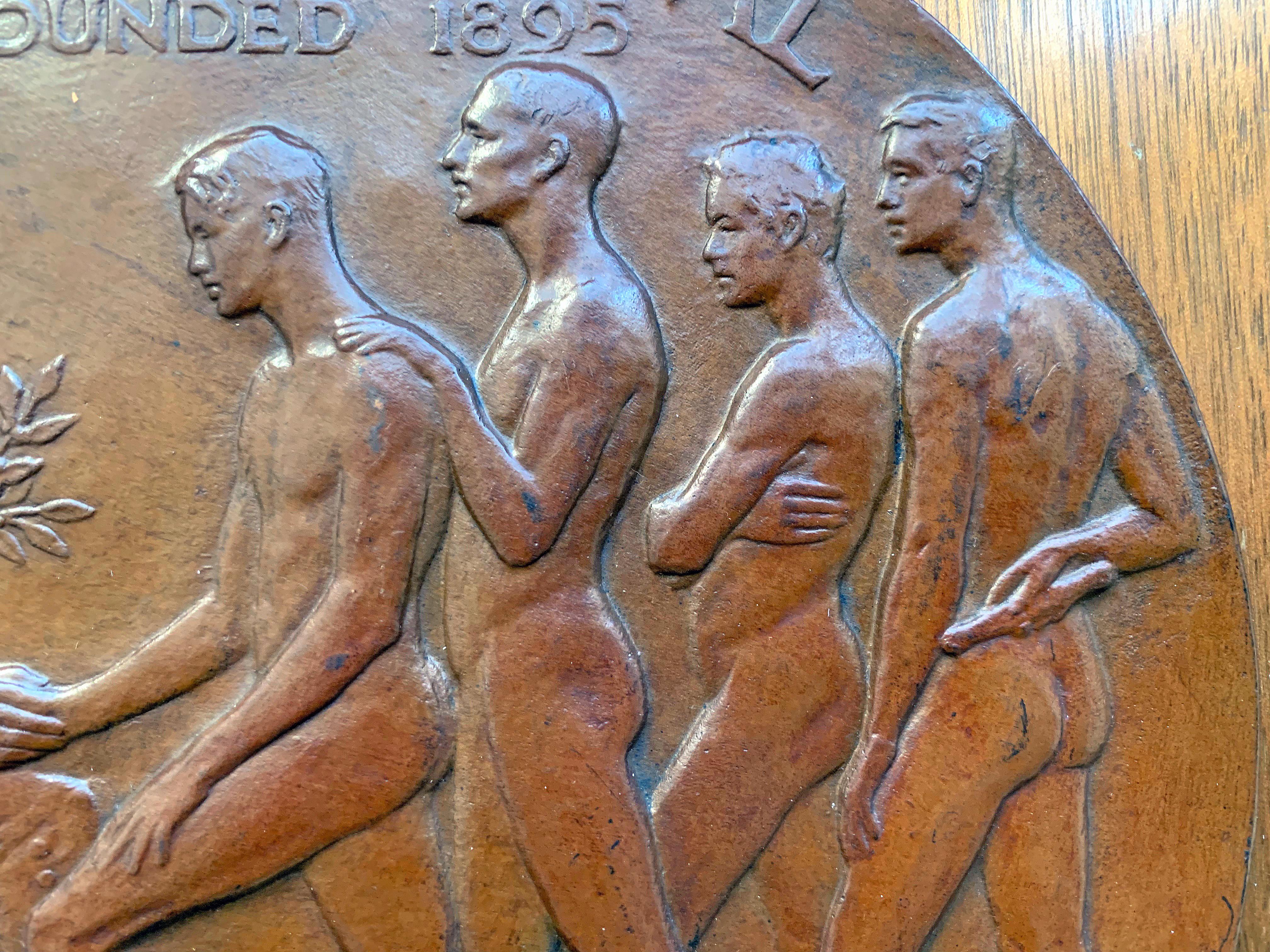 Art déco Rare plaque en bronze célébrant Penn Relays avec des nus masculins, par Tait McKenzie en vente
