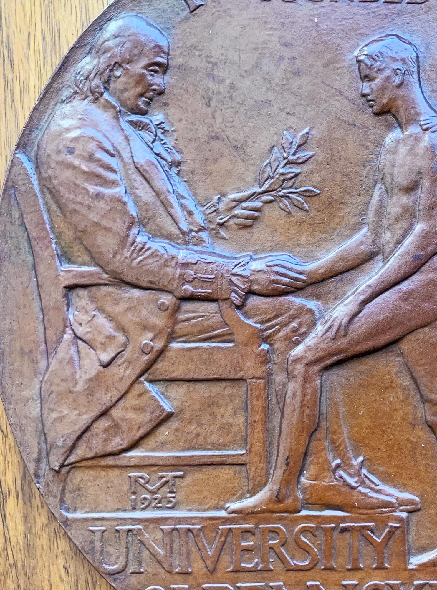 Américain Rare plaque en bronze célébrant Penn Relays avec des nus masculins, par Tait McKenzie en vente