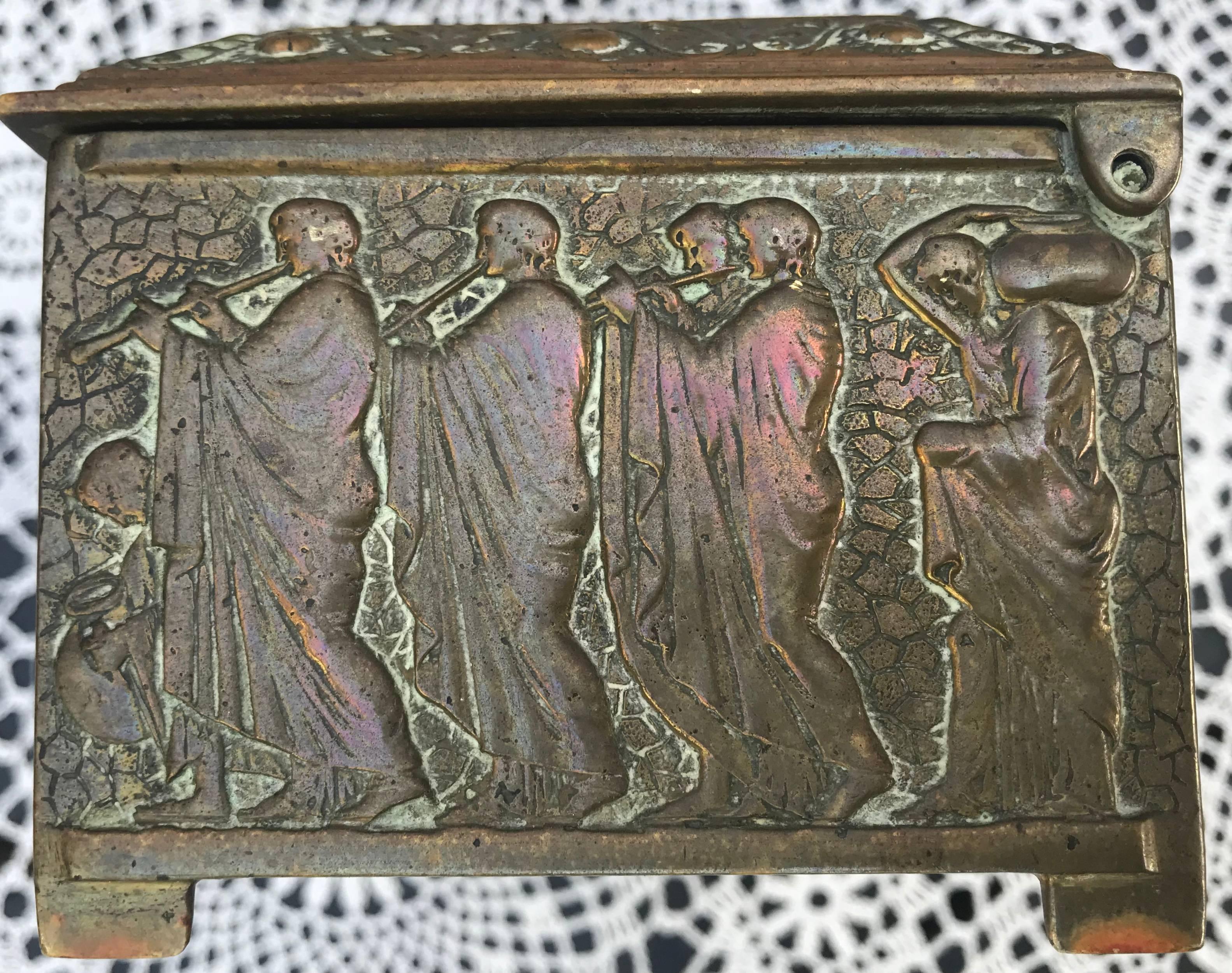 Raro cofre / caja escultórica de bronce con escenas históricas del Imperio Romano en venta 4