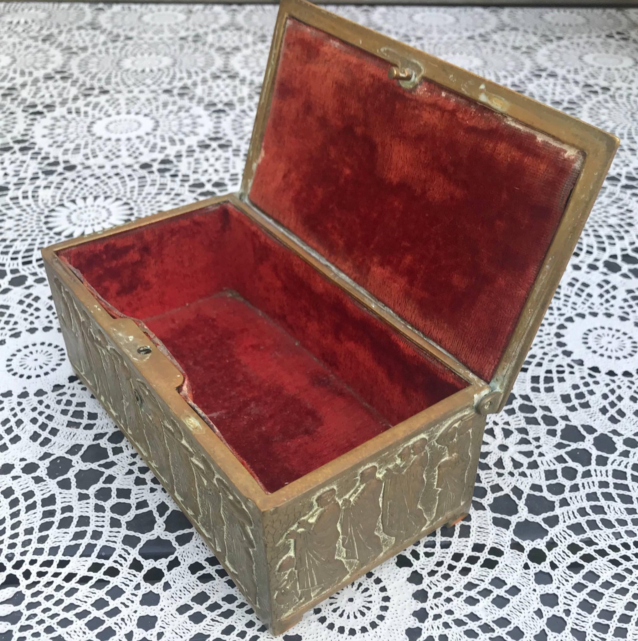 Raro cofre / caja escultórica de bronce con escenas históricas del Imperio Romano en venta 10