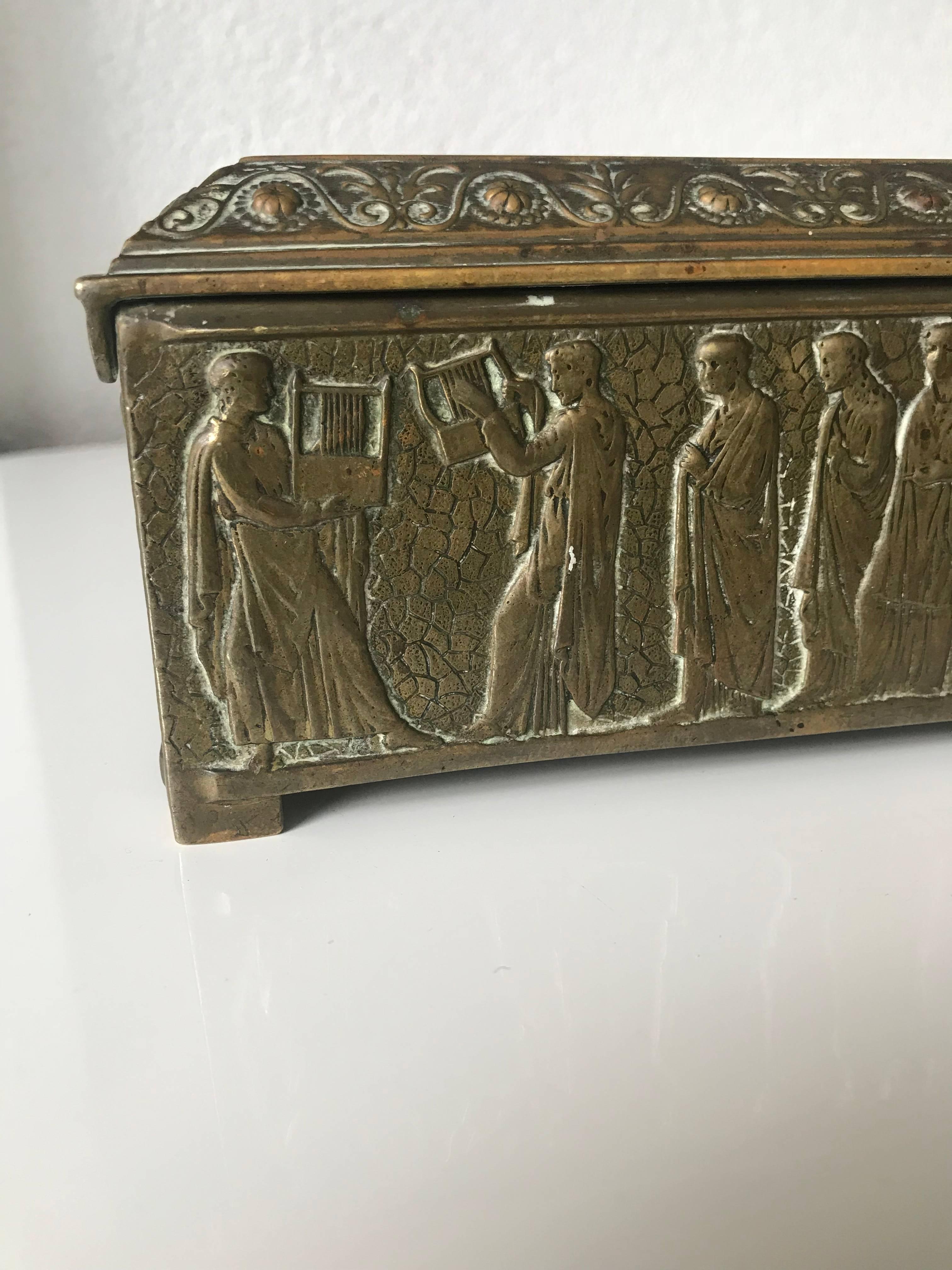 Fait main Rare coffret/panneaux sculpturaux en bronze avec scènes historiques de l'Empire romain en vente