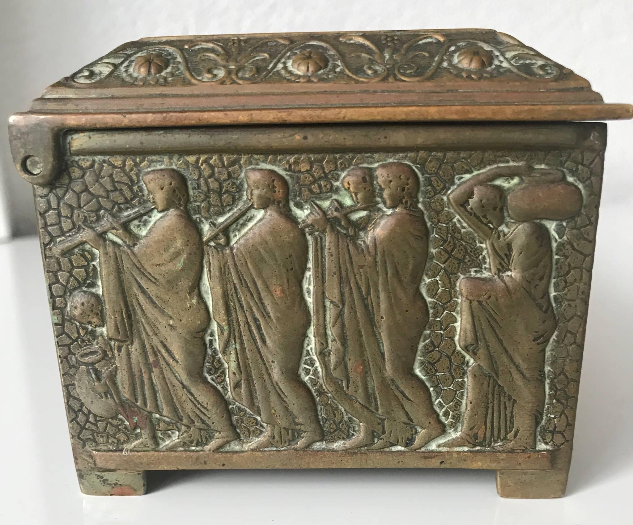 Raro cofre / caja escultórica de bronce con escenas históricas del Imperio Romano siglo XX en venta