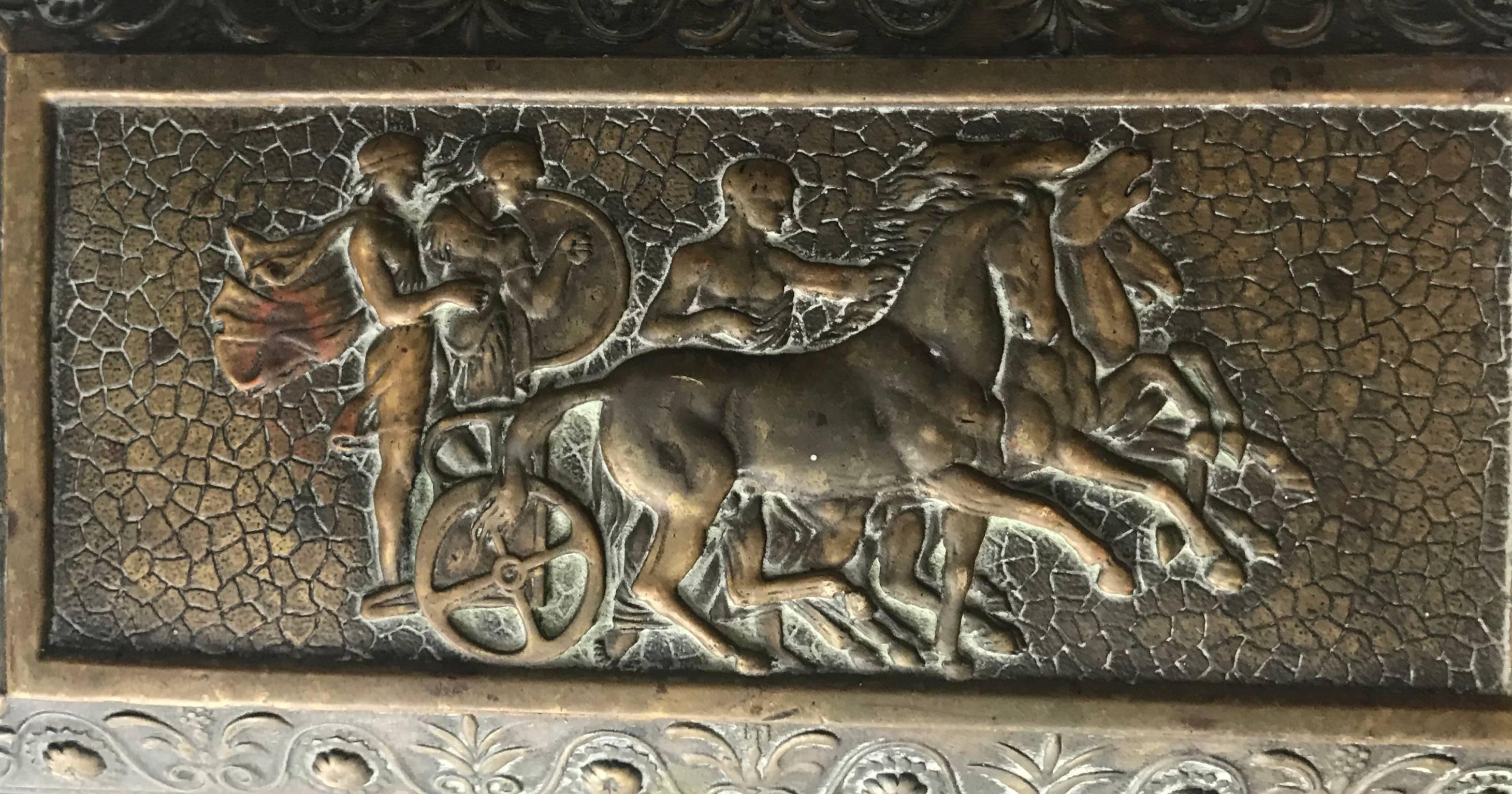 Raro cofre / caja escultórica de bronce con escenas históricas del Imperio Romano en venta 1