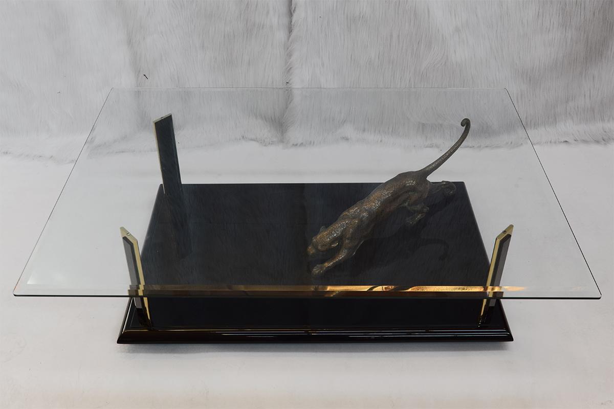 Extraordinary work of art made by the Italian Sculptor Nicola Voci in 1975. One bronze panther on a lacquered base and with a glass top. Very style-full Italian design and a true conversation piece.
   