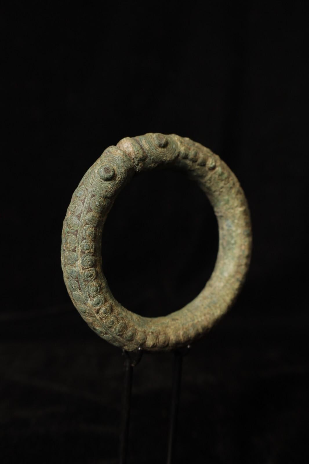 Rare Bronze Serpent Bangle – Thailand, Bronze Age (2000–1500 BCE) For Sale 3