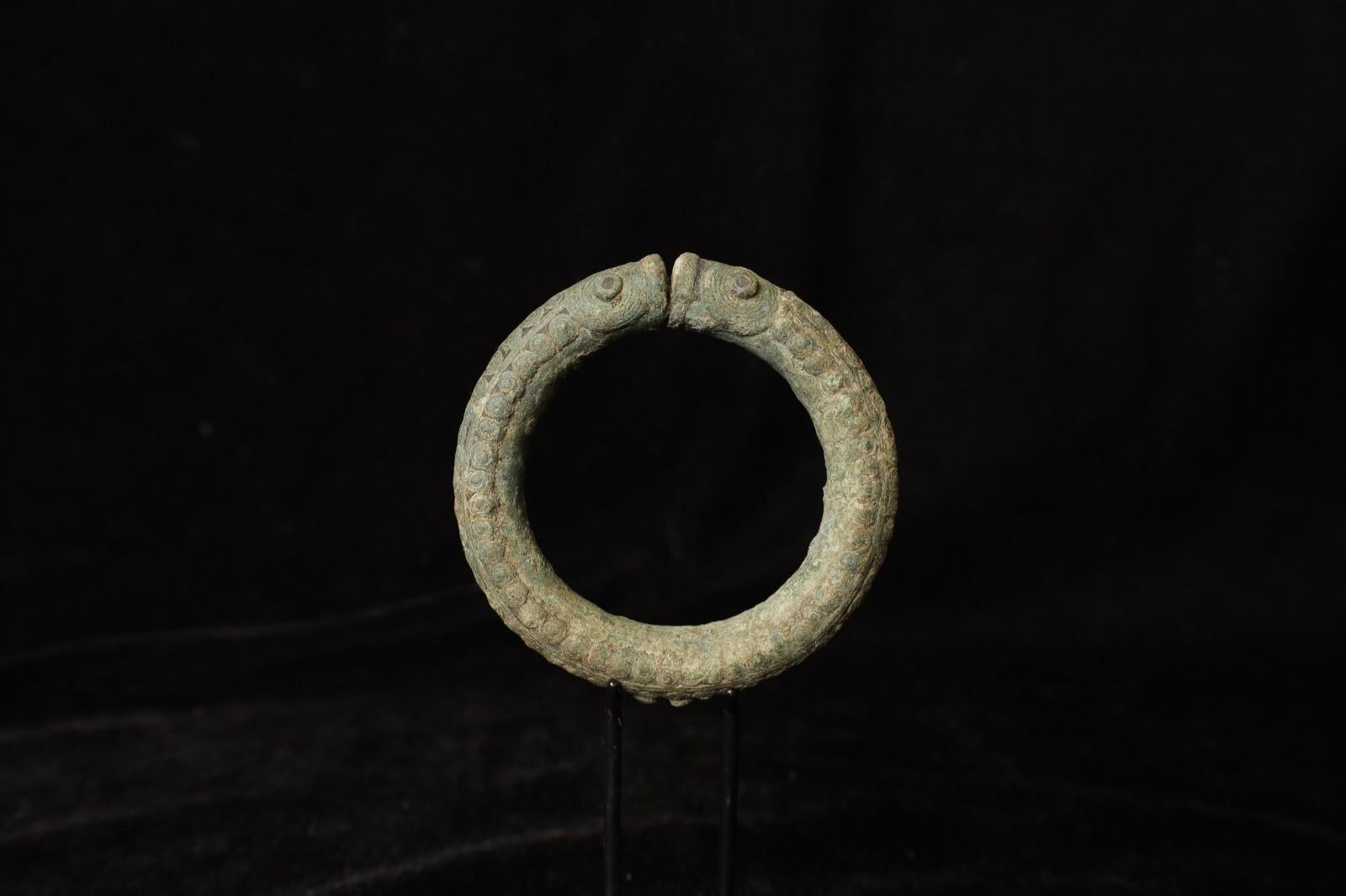 Rare Bronze Serpent Bangle – Thailand, Bronze Age (2000–1500 BCE) For Sale 4
