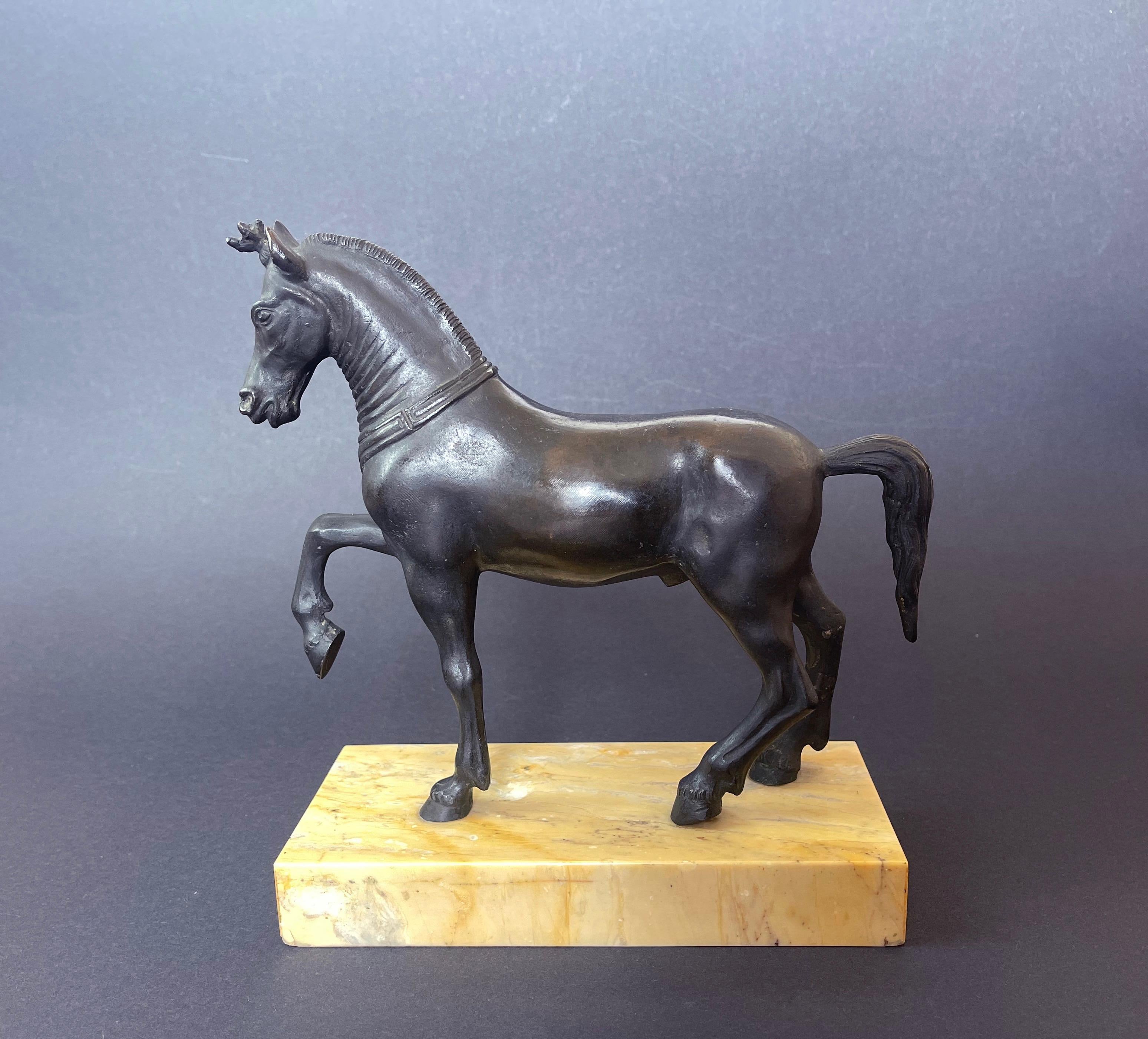 Impressionnant bronze d'un cheval du Quadrige d'Herculanum.
L'artiste qui a réalisé l'original du cheval grandeur nature est Paderni di Camillo, 1720-1770 Italie. Il est exposé au Musée national d'art de Naples.
Une pièce rare patinée en brun foncé