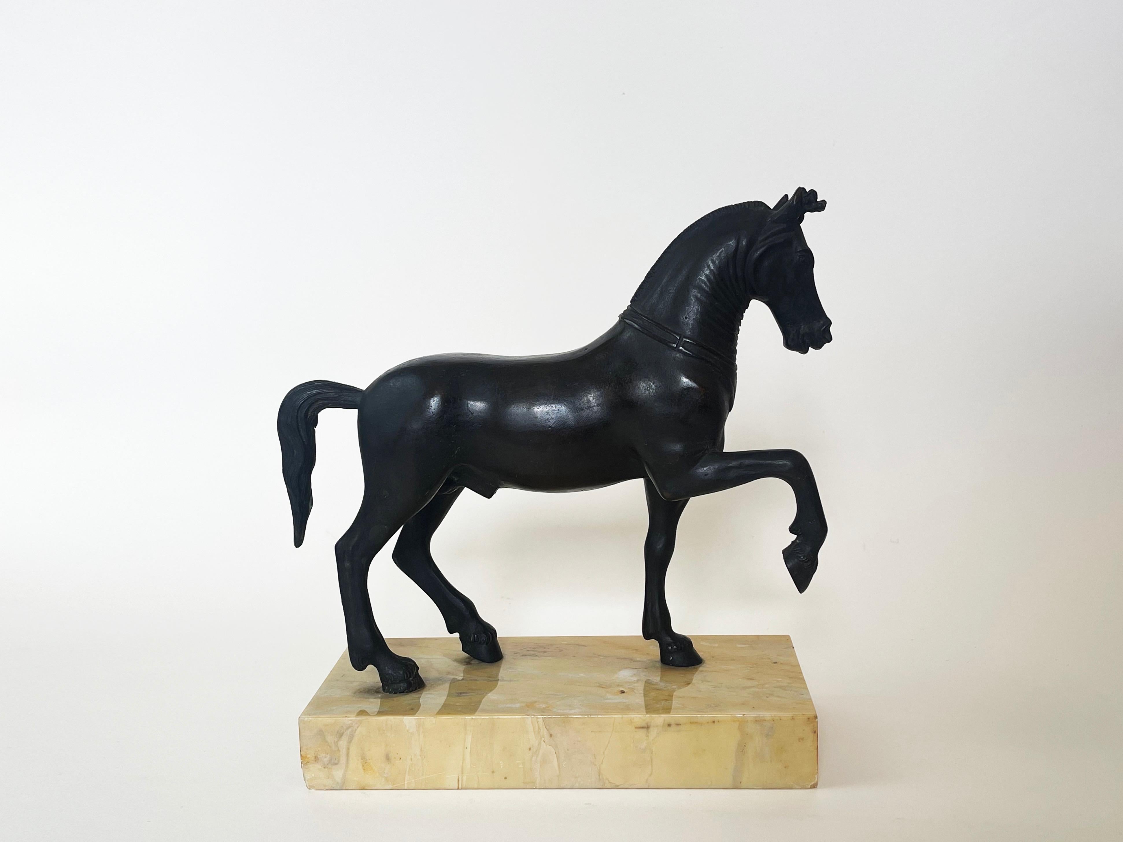 Romain classique Rare cheval de marche du Quadriga Herculaneum, d'après Paderni de Camillo en vente
