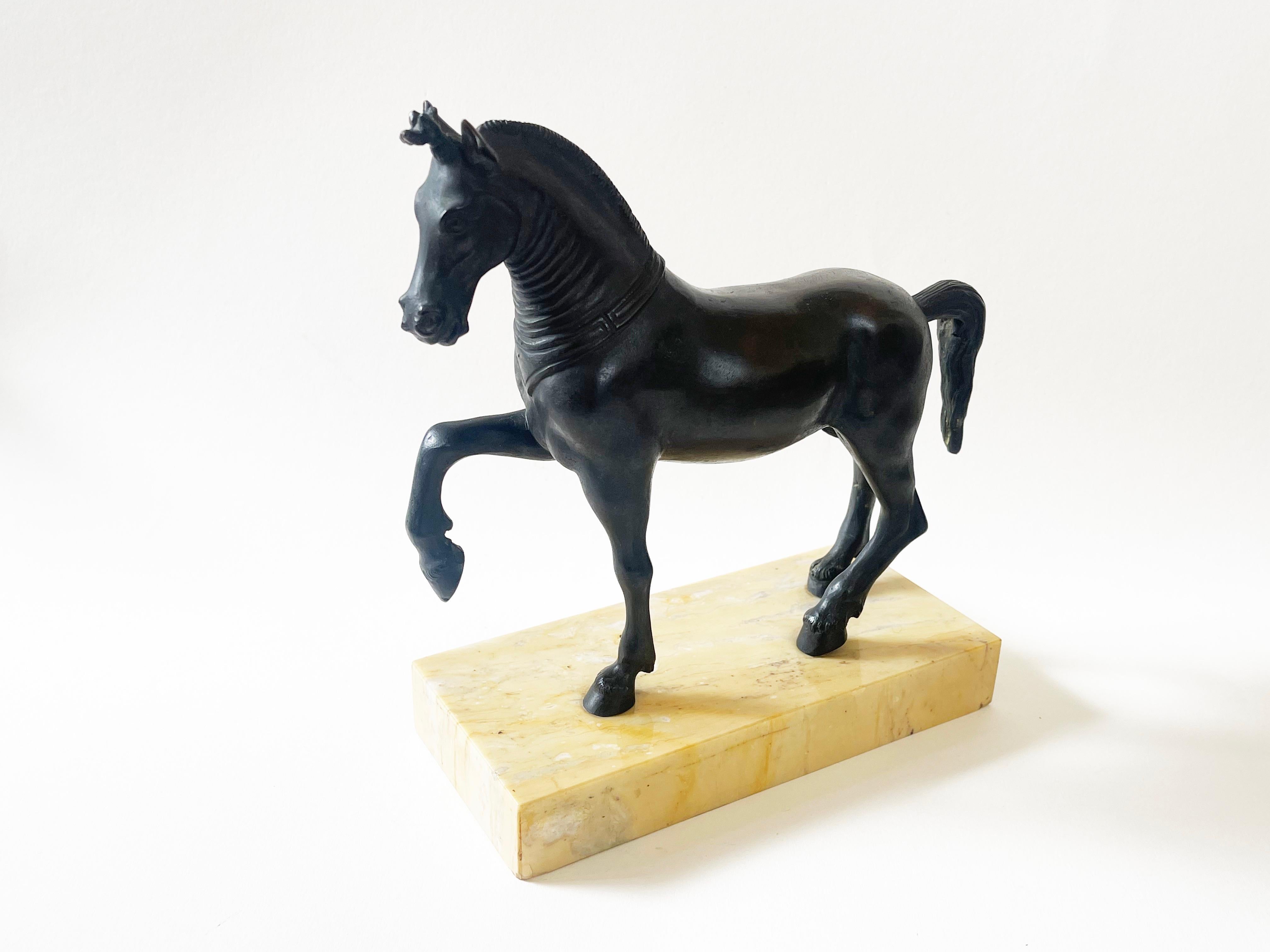 Bronze Rare cheval de marche du Quadriga Herculaneum, d'après Paderni de Camillo en vente