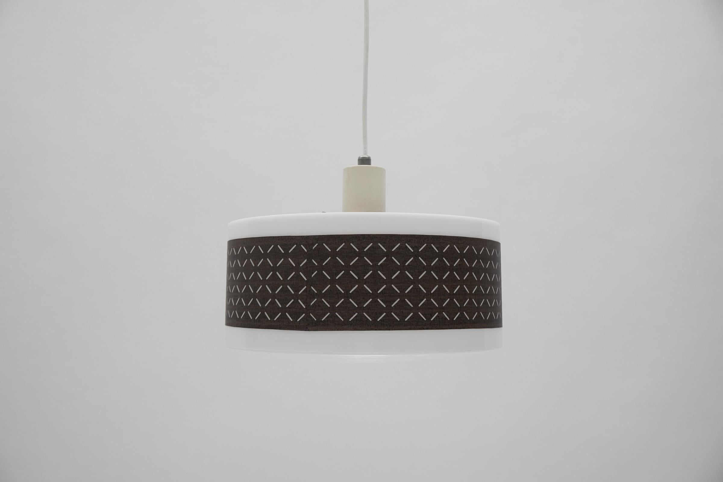 Mid-Century Modern Rare lampe à suspension marron et blanche par Aloys F. Gangkofner pour ERCO Leuchten en vente