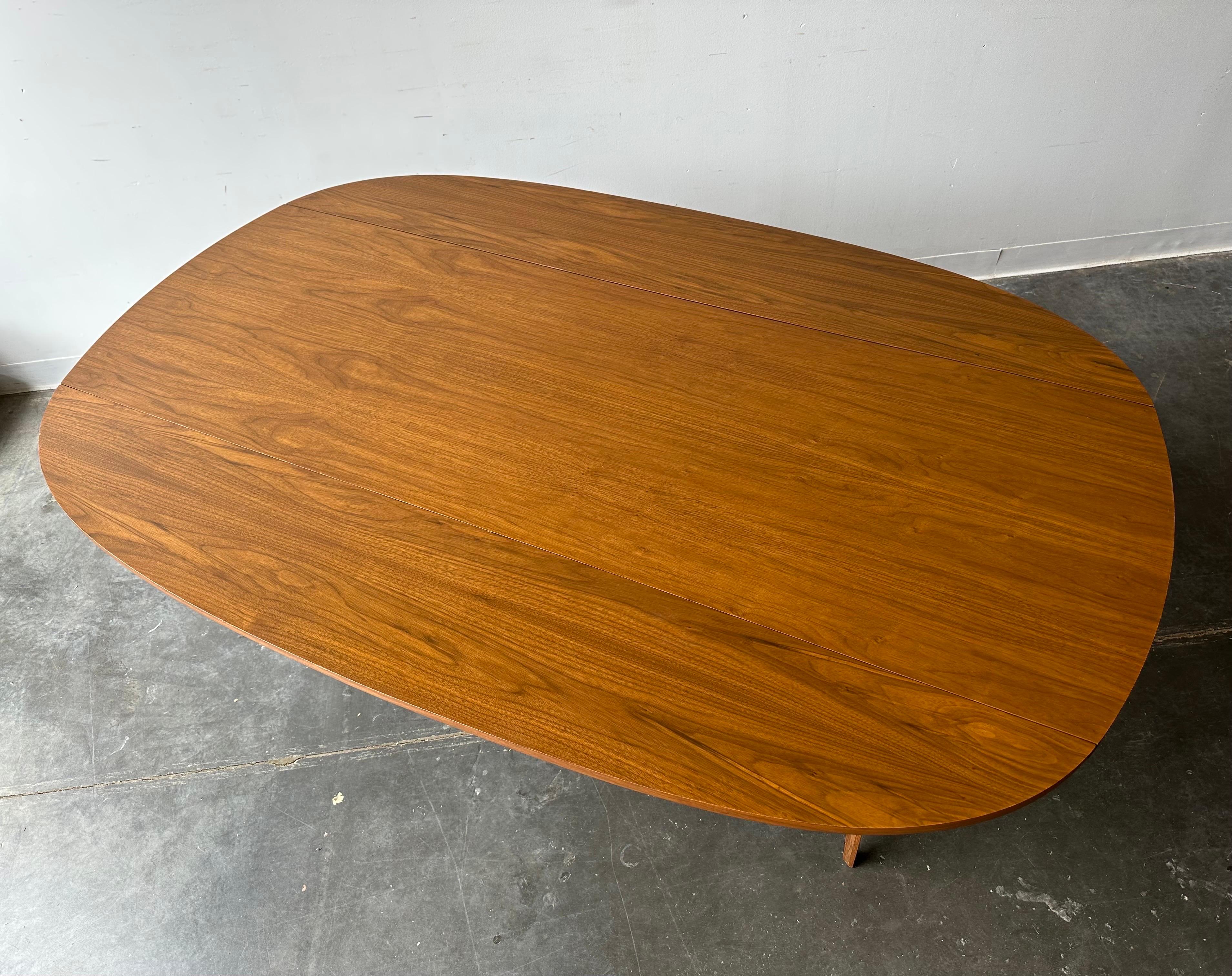 Rare Broyhill Brasilia drop leaf harvest dining table.

Gorgeous piece in excellent condition.
Very functional space saving oval shaped dining table from the Broyhill Brasilia line.

Dimensions:

H: 30.00 x W: 72.00 x D: 25.50

OPEN LEAF D: