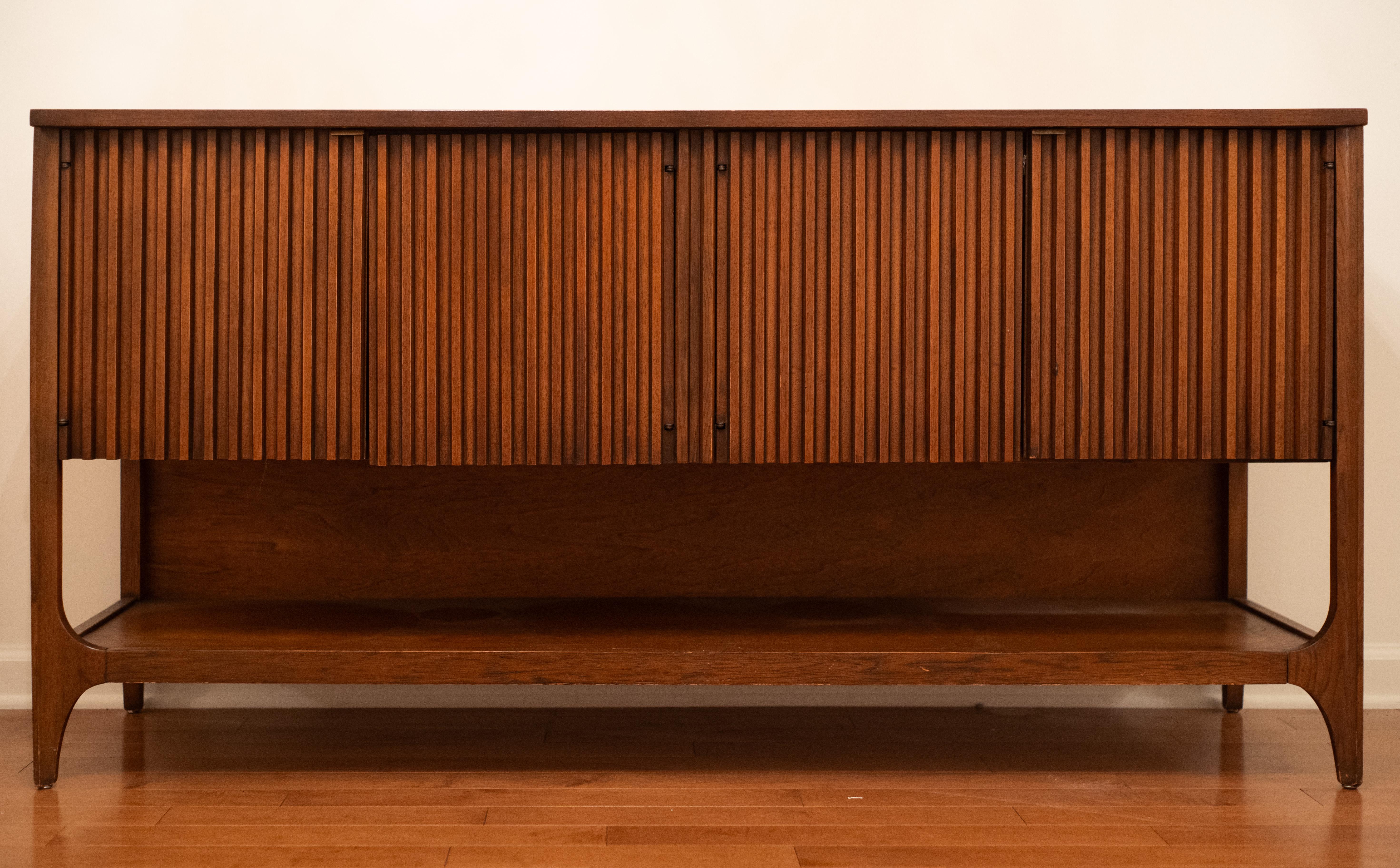Mid-Century Modern Rare Broyhill Brasilia Model 6140-13 Credenza Buffet Sideboard Fluted Walnut
