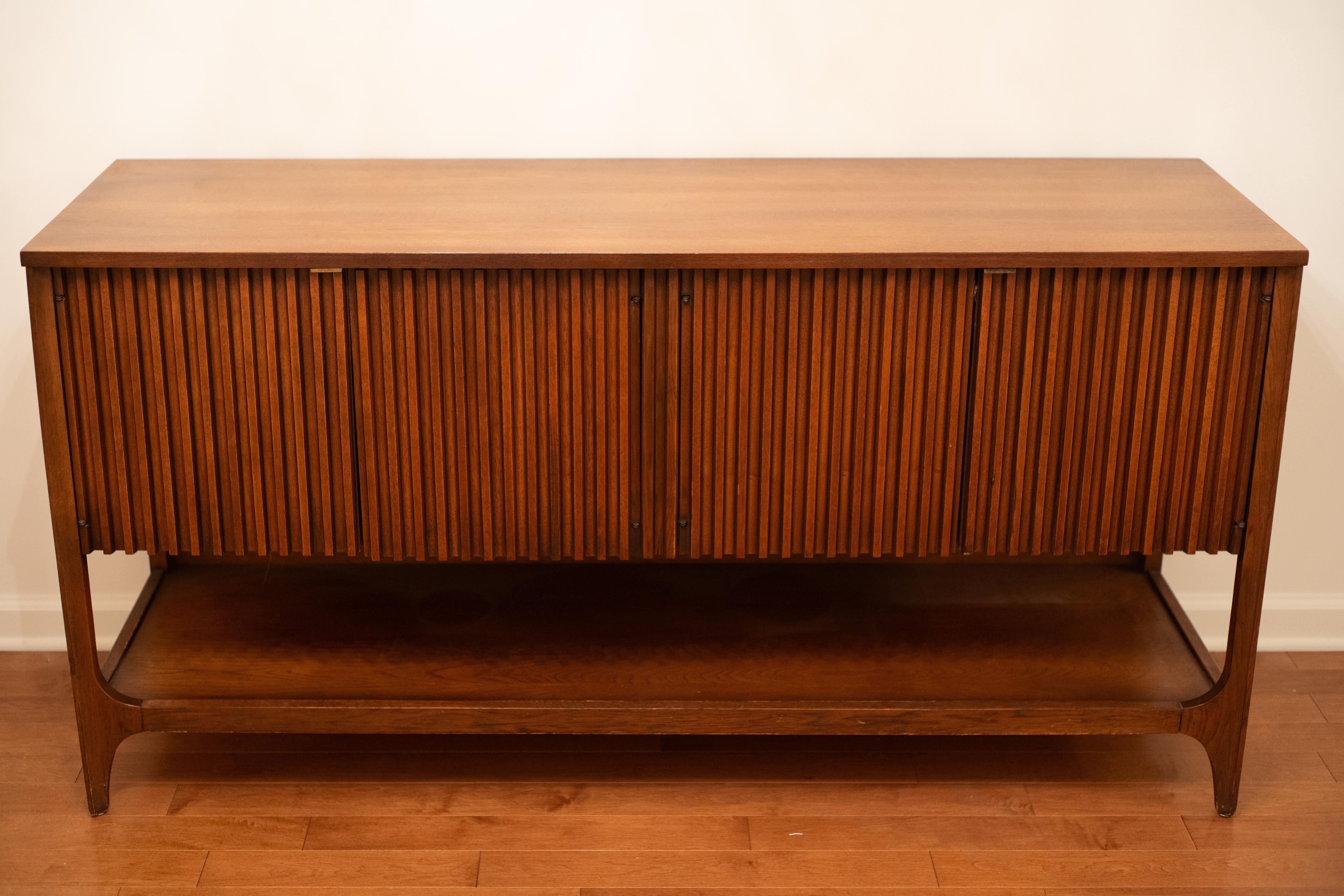 American Rare Broyhill Brasilia Model 6140-13 Credenza Buffet Sideboard Fluted Walnut