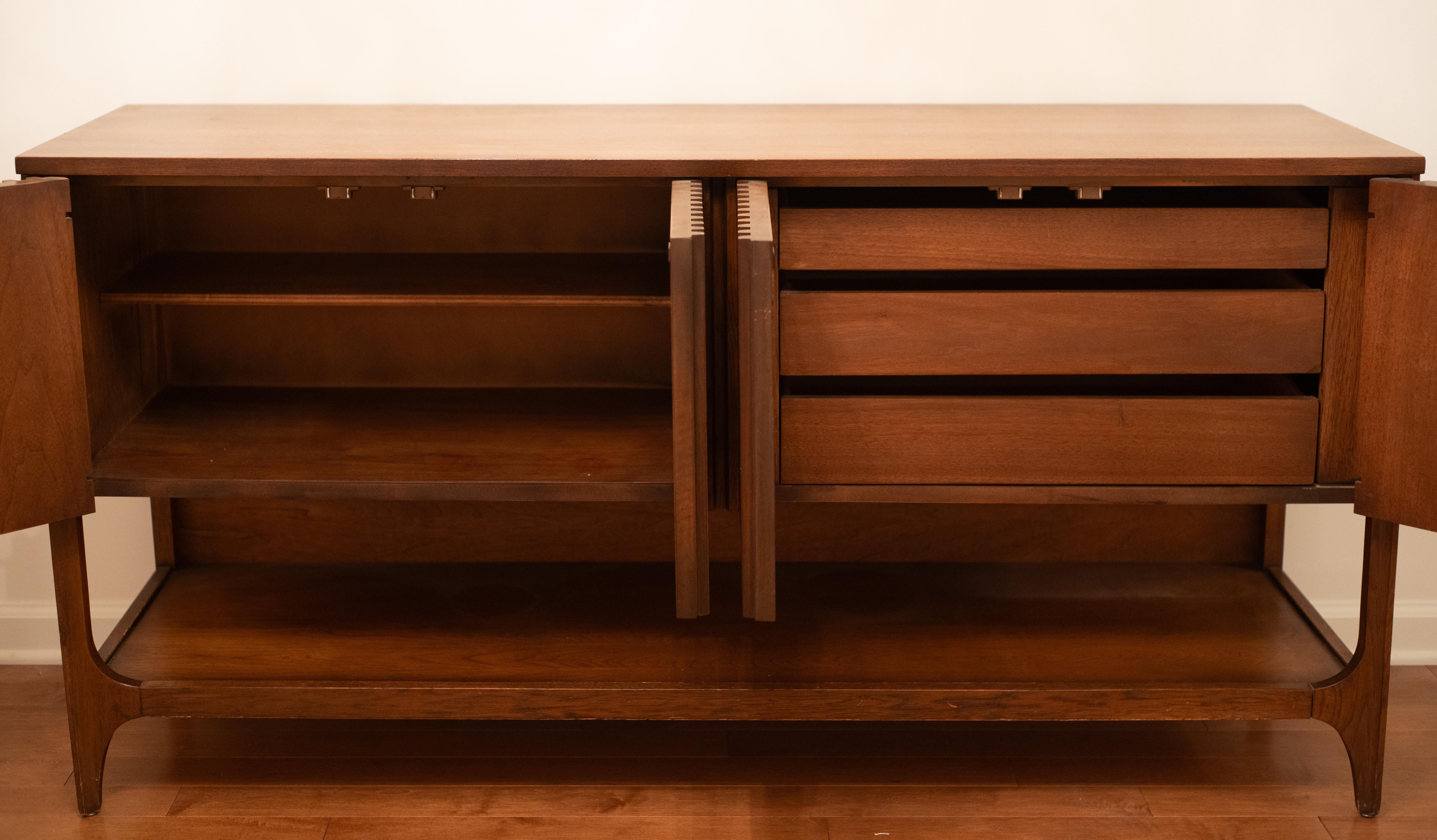 Rare Broyhill Brasilia Model 6140-13 Credenza Buffet Sideboard Fluted Walnut In Good Condition In Philadelphia, PA