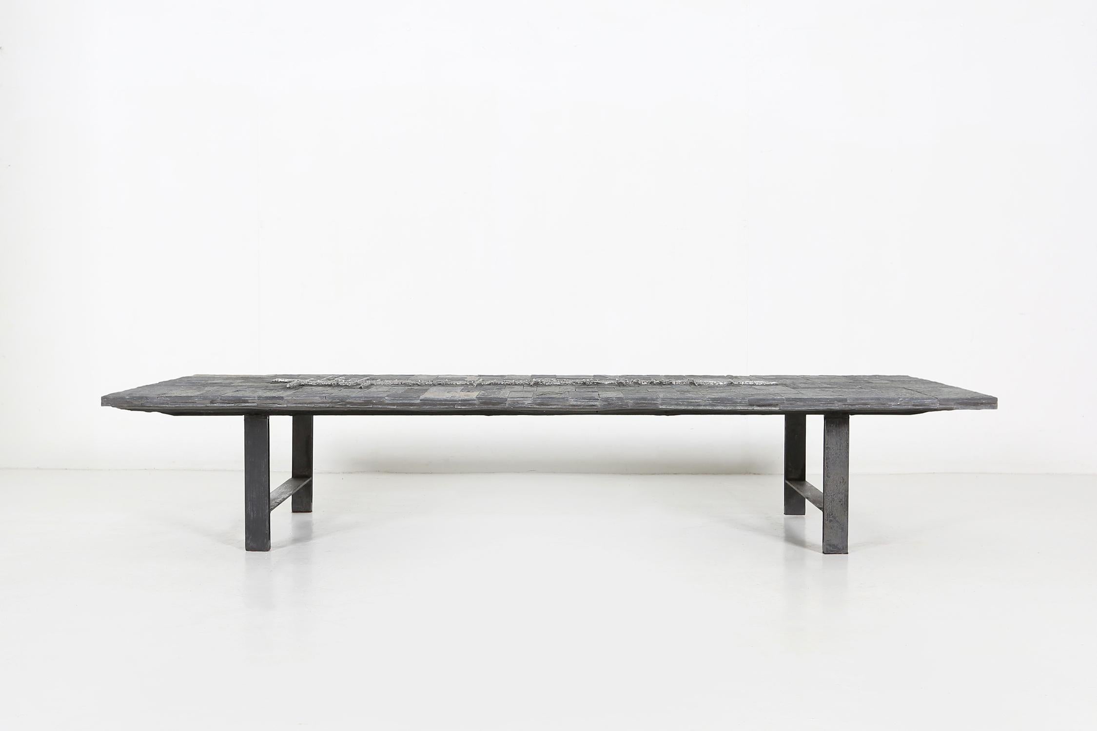 Belgique / 1960 / table basse / fonte, pierre d'ardoise / Vintage / Mid-Century / Brutalist

Très rare et unique table basse réalisée par l'artiste belge Pia Manu. Cette table exclusive a été conçue dans les années 1960 et fabriquée à la main. La