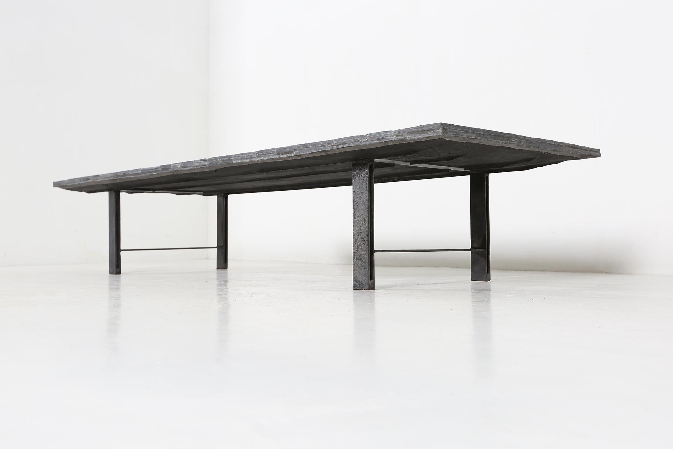 Brutalisme Rare table basse brutaliste brésilienne par Pia Manu, vers 1960 en vente