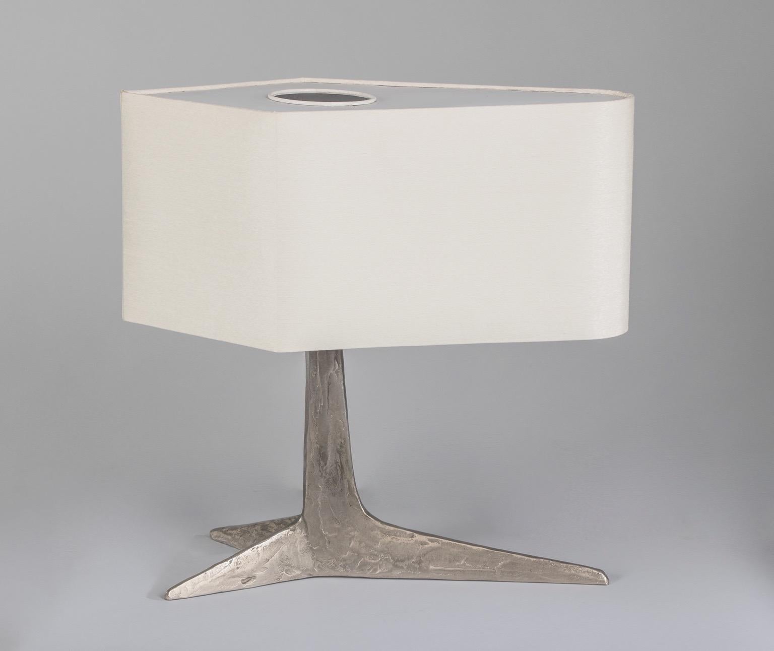 Mid-Century Modern Rare lampe brutaliste en bronze nickelé à pieds en forme de griffe de Felix Agostini, France, années 1970