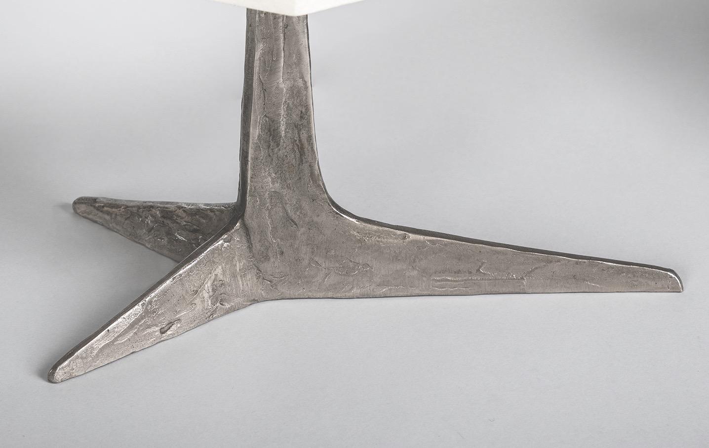 Français Rare lampe brutaliste en bronze nickelé à pieds en forme de griffe de Felix Agostini, France, années 1970