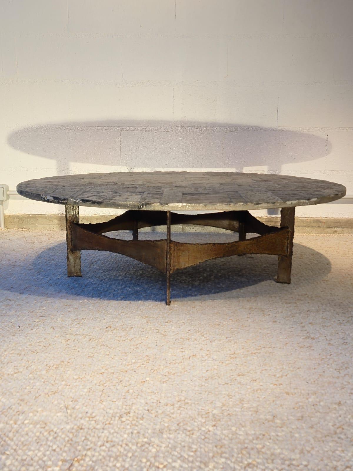 Raro tavolo con plateau in ardoise del Brésil e piétement en fer patiné di Pia Manu del 1970. 