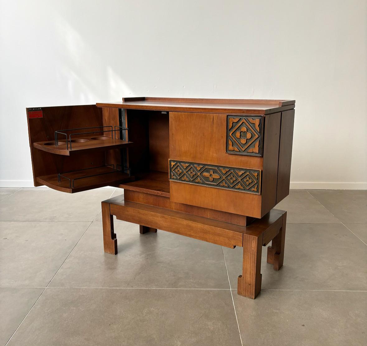 20ième siècle Rare meuble de bar italien brutaliste en noyer, années 1960 en vente