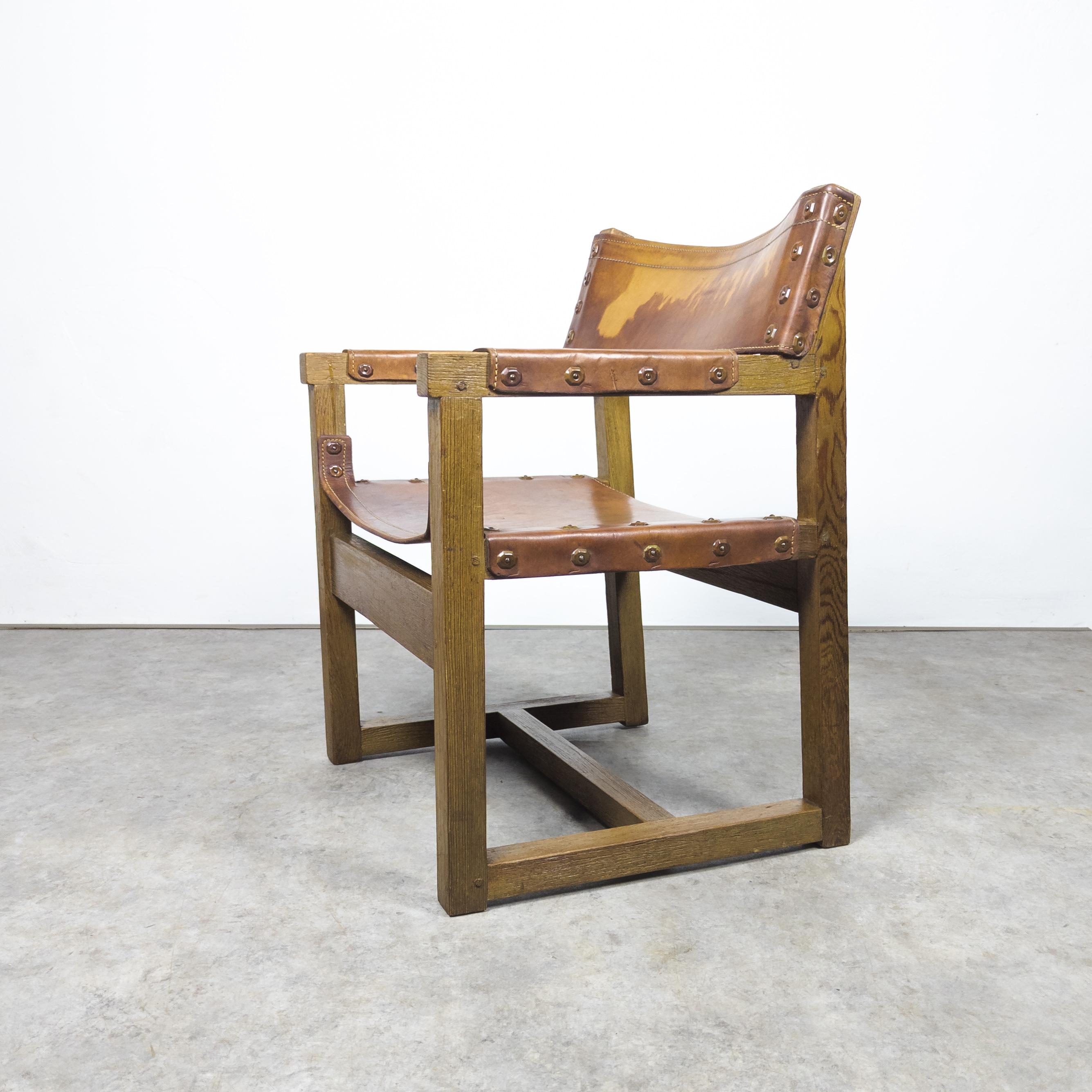 Seltener Sessel aus massivem Kiefernholz und Leder, hergestellt von Biosca, Spanien in den 1950er Jahren. Der fantastische, langlebige Stuhl des spanischen Herstellers BIOSCA besteht aus einer Kieferkonstruktion und einer luxuriösen Sitzfläche aus