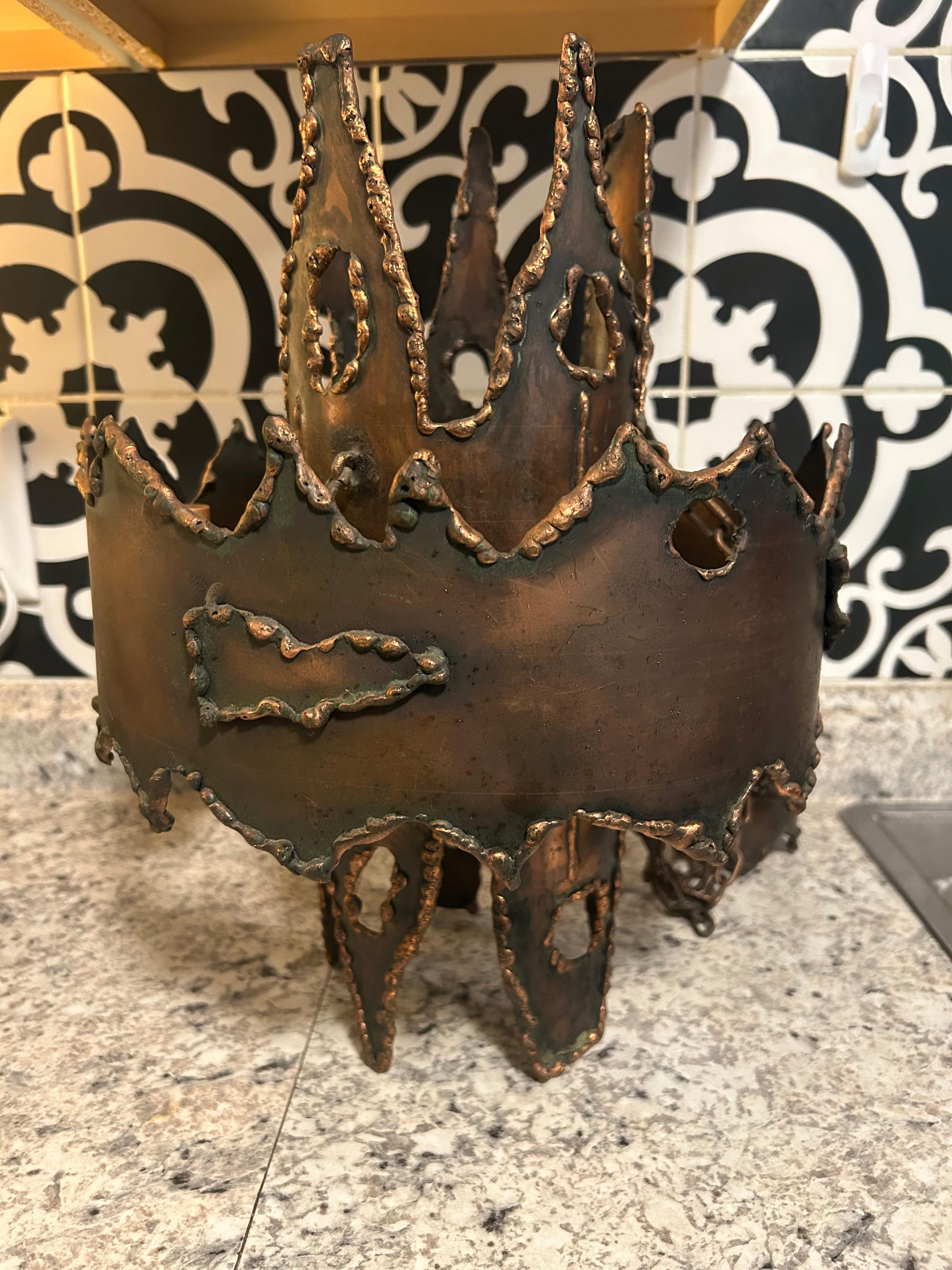 Vintage Brutalist Torch Cut Chandelier - sehr schwer!
1960 1970  
Attr. Tom Greene
3 Glühbirnen e14 können eingesetzt werden (Glühbirnen nicht enthalten)
Ein seltenes Stück, das man nicht oft findet - aus massivem Kupfer.                            