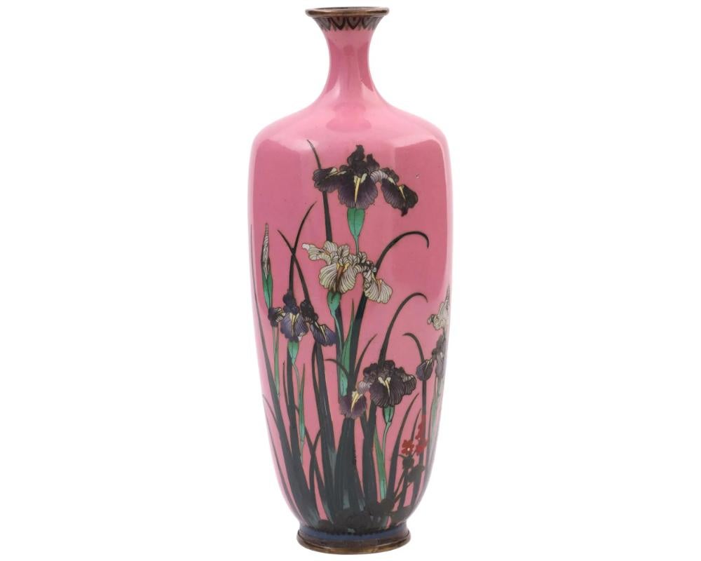 Japonais Rare vase à fleurs d'iris japonais en émail cloisonné et fil d'argent rose bonbon en vente