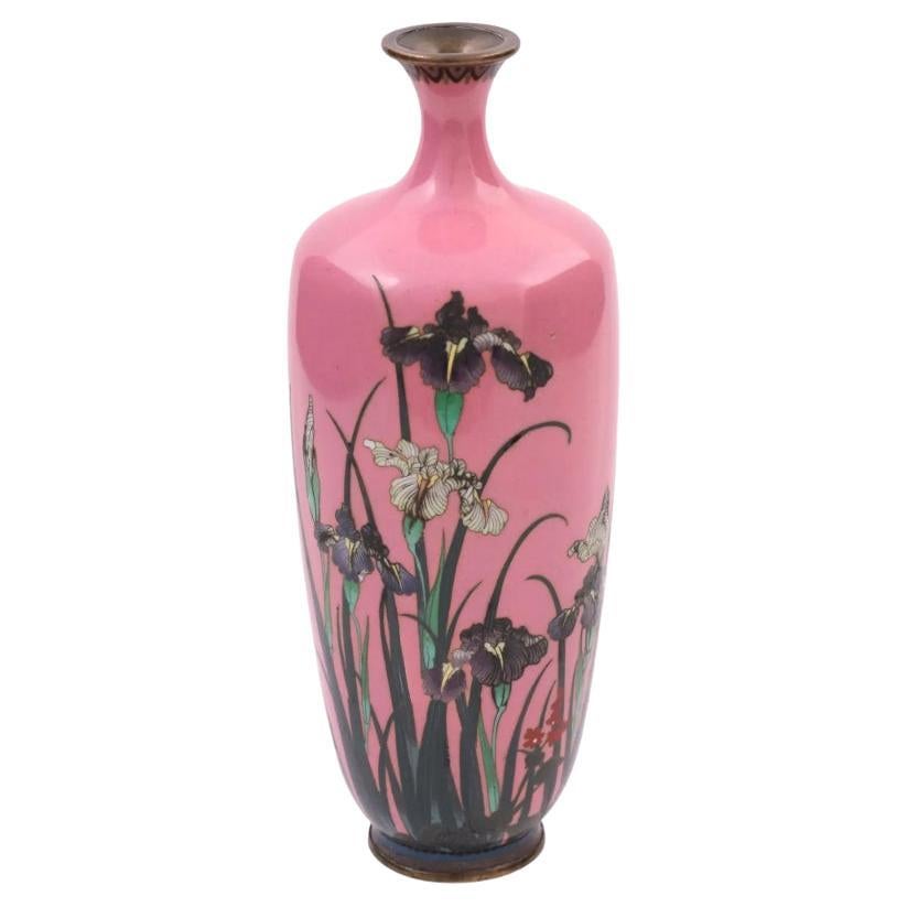 Rare vase à fleurs d'iris japonais en émail cloisonné et fil d'argent rose bonbon en vente