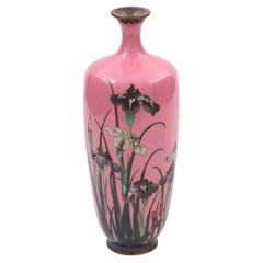 Rare vase à fleurs d'iris japonais en émail cloisonné et fil d'argent rose bonbon