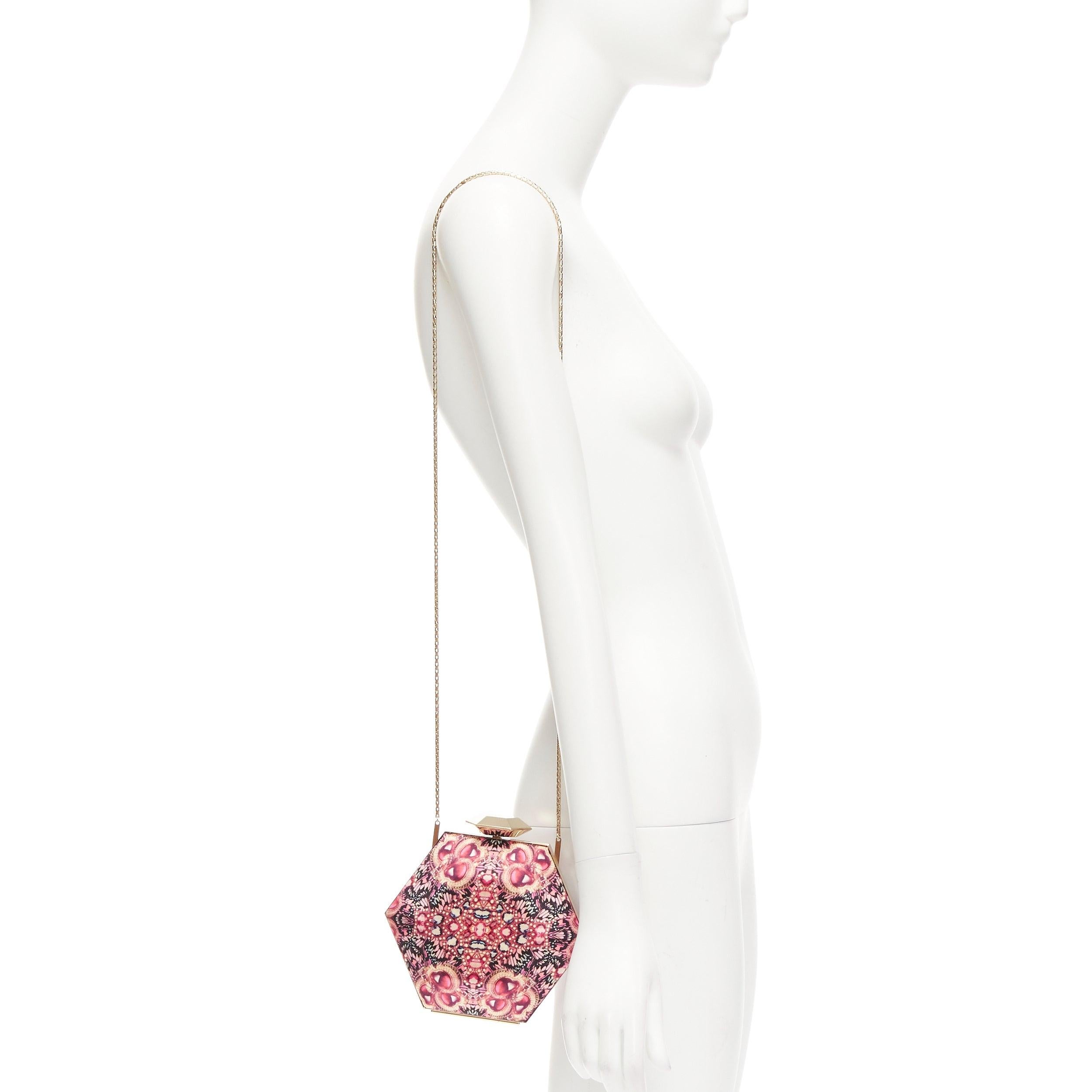 rare BULGARI Matthew Williamson 2011 pink heart kaleidoscrope jewel clutch bag
Reference: TGAS/E00050
Brand: Bulgari
Collection: Matthew Williamson 2011
Material: Fabric, Metal
Color: Pink, Gold
Pattern: Photographic Print
Closure: Push