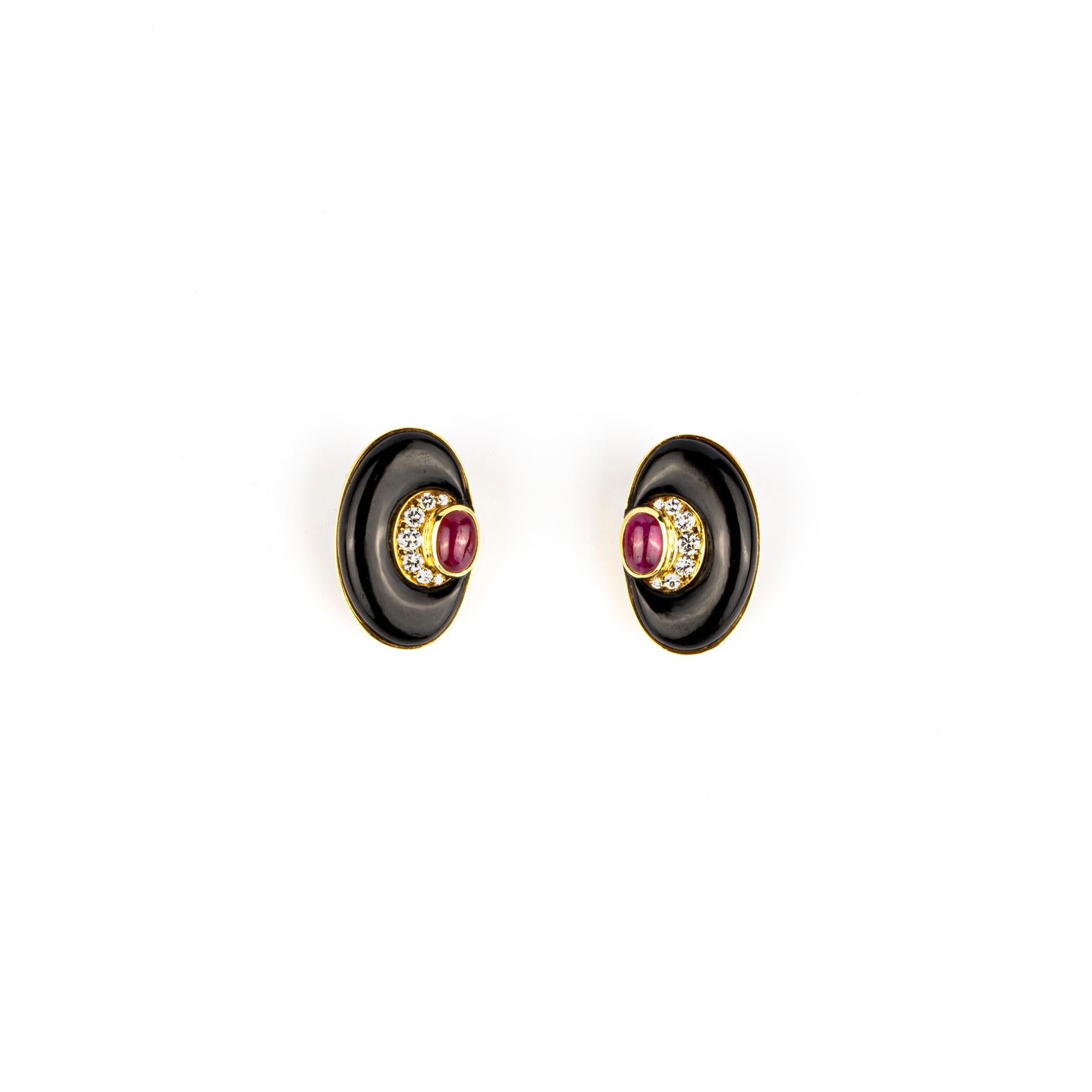 Rare Bulgari Onyx, Ruby and Gold “Half Moon” Set In Excellent Condition For Sale In New York, NY